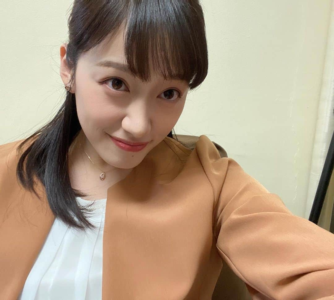 今村美乃のインスタグラム：「なんかね３月は色々と考えることがあって。ハッピーハッピーモードだけでは無かった。それも大事な事なんだと思って向き合ってるよ。これは私の中のディティールの問題で家族も友達も仕事仲間も変わらず支えてくれている。とにかく何か変わりたくてお芝居の勉強を強化するべく３つのWS 応募してみた！  私の場合、今まではワークショップを受ける目的は仕事に繋げる為、が多かったけど、今は純粋にアクティングについて勉強したい。人の心を打つものって何なのか知りたい。  私が心を打たれたものは何が根本だったのか知りたい。もっと自分をimproveしたいという情熱。  前より少し安心してワークショップに応募できたのは、過去のWSトラウマを少し減らせる材料が出来たから。  アクティングコーチスキルのない変な演出にハラスメントされる恐れが、先人のお陰でかなり減ったし、元々その気質の人達も気をつける様になった傾向にあると思う！今こそ、飛び込む時かなぁ…って！  旦那さん達に聞いて、なるほどと思ったけど日本にはアクティングコーチがやっているワークショップが少なすぎると。  確かに演出家のやるワークショップは多いけど、演出家や監督は、演出のプロだけどアクティングコーチのプロではないよね。  演出として役者に求めることを助言はできるけど、アクティングスキルを伸ばすには確実にアクティングコーチの能力がある人のところに行くべきなんだなって。  旦那さんは過去にそういうところに通っていた時期があったそうで、とても勉強になったよと。聞いた。  私も役者始めたばっかりの時で、まだ現場に全然いってなかった時はアクティングコーチに学んでた時があったけど、今だからこそ聞きたい事もたくさんあって。  なんだかワクワクしてきた。  先日 #エブリシングエブリウェアオールアットワンス を観て。まじで演技の勉強頑張りたいってより思ったな。現状に満足は全然してないけど、もっともっと自分を枯渇させたいし、情熱を燃やして生きたいな！って思った良い映画だったよ。オススメ。  #everythingeverywhereallatonce  #写真は先日の撮影  #キレイキレイしてもろた」