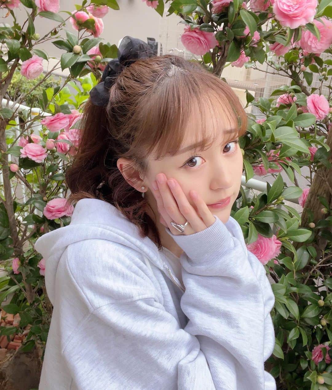 牧野真鈴さんのインスタグラム写真 - (牧野真鈴Instagram)「好きなお花の時期💕💗💓 #椿」3月24日 20時24分 - makino_marin