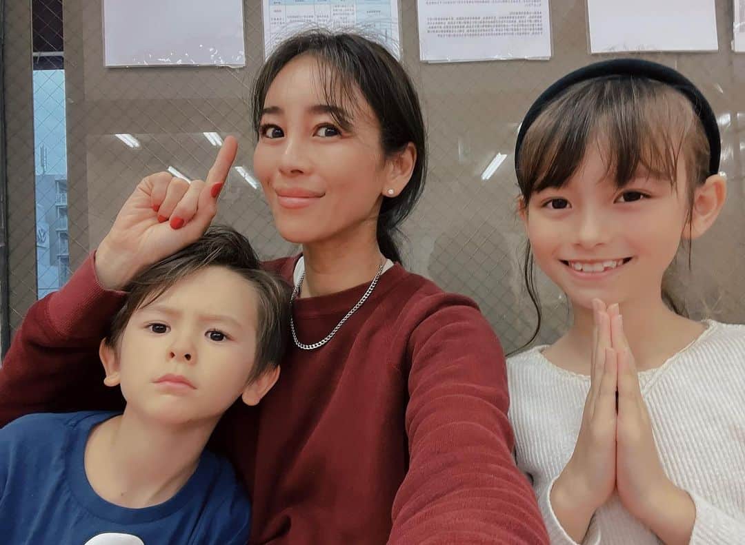 大桑マイミのインスタグラム：「今週末は　@lifesmilemarche ☝️❤️です。🙏 お久しぶりの開催になるので楽しみです。今回も素敵な出店者様勢揃い👍生憎の雨ではございますが是非お越しください。 グランツリー武蔵小杉入口横🤲 注:雨にはぬれません。  《 information 》 3月25日（土）26日（日） 11:00〜18:00 at グランツリー武蔵小杉  《 shop list 》 Cradle Lifestyle @cradle.lifestyle  TRADITION ACOUSTIC. @tradition_acoustic  yuyu by Favorite Queen @yuyuque_art  MAINOLA GRANOLA @mainola_granola  harry hausen @harryhausen.eduu  仙次郎はざかけ米 @senjiro.kome  KAAPETTO @kaapetto ／ kaity. @yumi_523 kaiori @shopkaiori ／ ハルカゼフラワー @harukazeflower  Chill handmade @chillhandmade ／ Manly Life @_manly_life_  58北窯.com @58_kitagama ／ naturavia @natura_via   〈25日のみ〉 KAHAKAI JEWELRY kamakura @kahakai2014 PISTER&CO @pisterco.jewelry ／ Re:sea @micaco4   〈26日のみ〉 LAULEA CANDLE @laulea_mai ／ andKarent @and_karent  Mikant @mikant13 ／ 八百繋 @yaokei808   もちろん美味しいキッチンカーも出店しますよ〜！🚚💨」