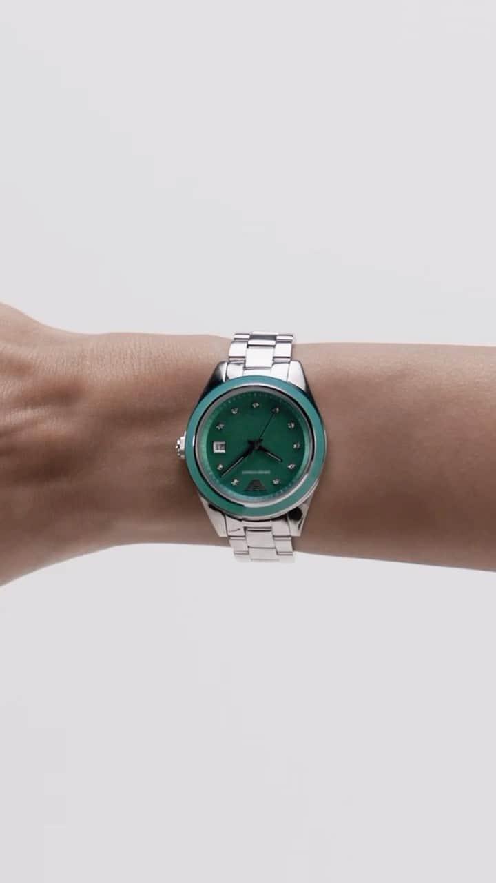 テイラー・ヒルのインスタグラム：「Armani Sustainability Campaign Spring SS23  #EAsustainable #EAWatches @emporioarmani  🖤 Photographer @thuethuethuethuethuethue  Stylist @marcgoehring  Hair @kiyokoodo  Makeup @patrickglatthaar」