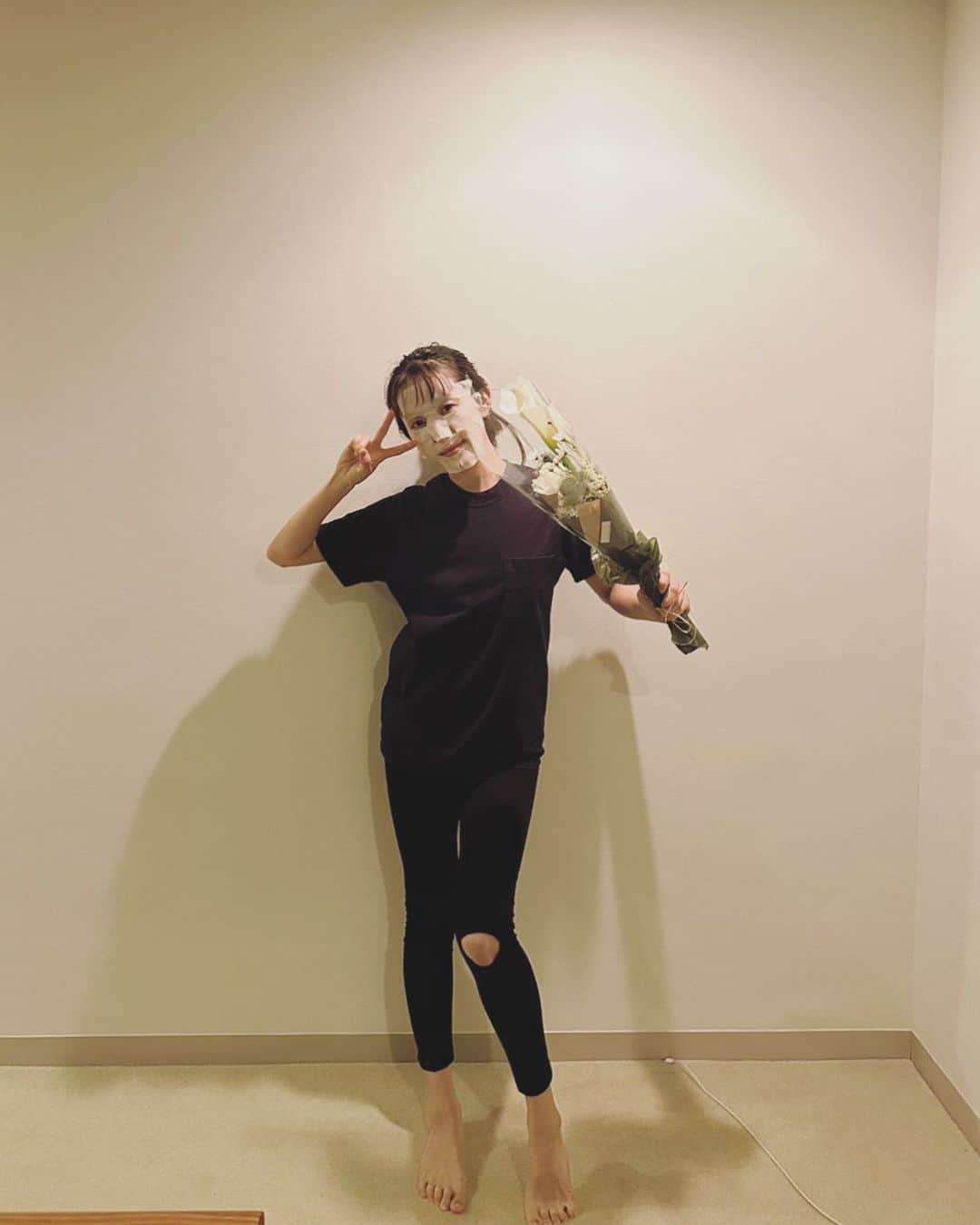 古谷有美のインスタグラム：「😶‍🌫️ 昨日でまた一つ年を重ねました！ 今年はもっと上手に自分をさらけ出して 今あるものを信じて軽やかに進みたい🌸  そんなわけで、 これが今のわたしらしくていいかな、という一枚🤣 急な来客をこの姿で出迎えてしまって。 そしたらまさかのサプライズブーケ！ 嬉しいから撮っちゃうよねぇ。  ユニクロのレギンス穴あくほど履いてる。 何かしら家事しながらフェイスパック。 いつも手がニンニクとか食材の匂いする。 ....現実とはこんなものですね。」