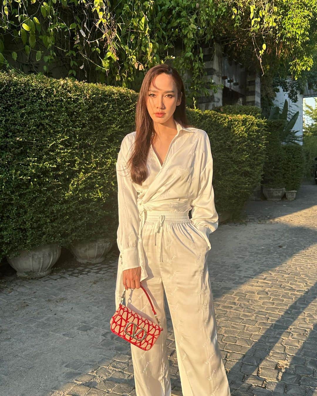 アム・パチャラパーさんのインスタグラム写真 - (アム・パチャラパーInstagram)「@maisonvalentino #UnboxingValentino #VALENTINOGARAVANI #LocòBag」3月24日 20時22分 - aum_patchrapa
