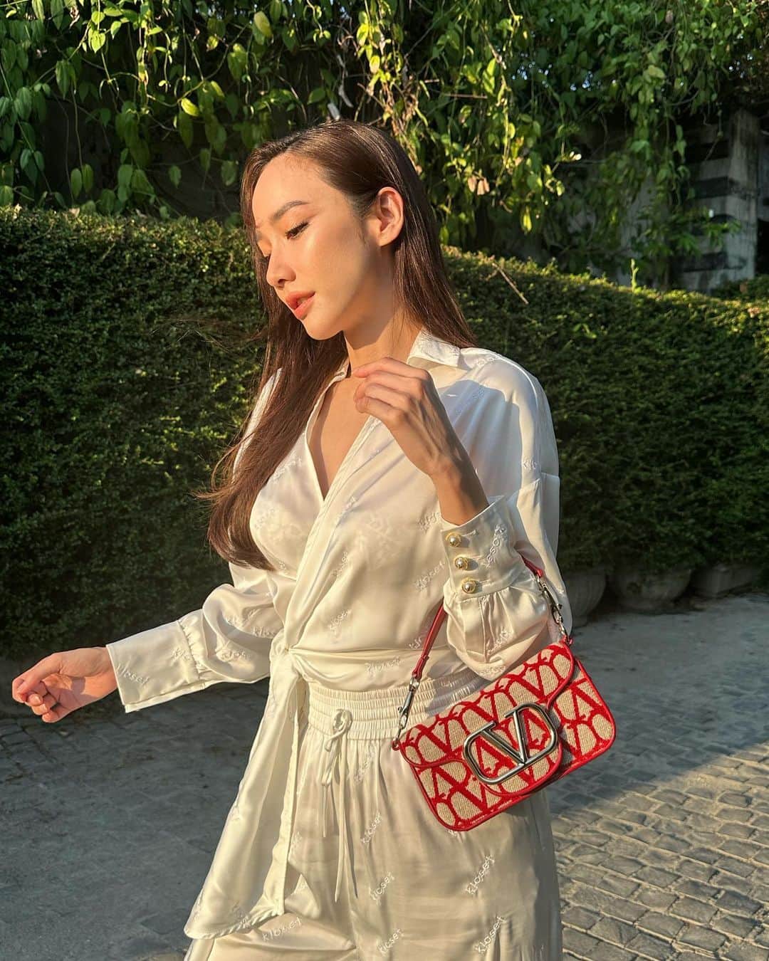 アム・パチャラパーさんのインスタグラム写真 - (アム・パチャラパーInstagram)「@maisonvalentino #UnboxingValentino #VALENTINOGARAVANI #LocòBag」3月24日 20時22分 - aum_patchrapa