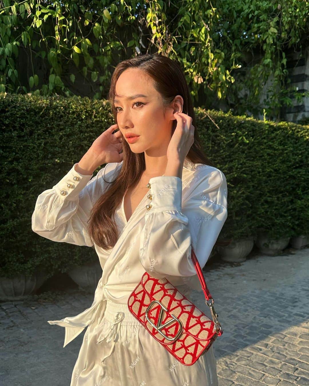 アム・パチャラパーのインスタグラム：「@maisonvalentino #UnboxingValentino #VALENTINOGARAVANI #LocòBag」