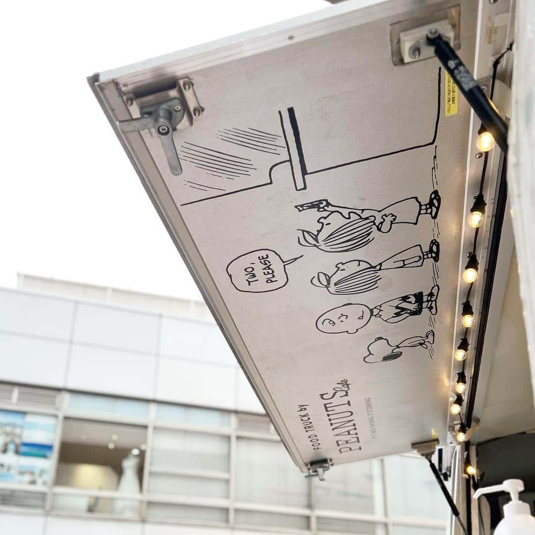 ピーナッツ カフェさんのインスタグラム写真 - (ピーナッツ カフェInstagram)「【 LIMITED SHOP 】 \ まもなく終了 /東京・ルミネ有楽町にPEANUTS Cafeのフードトラックが週末限定でやってきます！ ⁡ PEANUTS Cafe定番のホームメイドレモネードやアイスサンドクッキーだけではなく、名古屋・大阪・神戸で展開している限定テイクアウトメニューがルミネ有楽町に大集結！ ⁡ - 焼きマシュマロラテ (HOT)　各￥680 (tax in) - アイスサンドクッキー (ハッピーダンス / ピアノ)　各670 (tax in) - 【右:名古屋店】GOOD DAY レモネード (ICE) 　￥620 (tax in) - 【左:大阪店】SUNNY DAY レモネード (ICE)　￥620 (tax in) - 【神戸店/名古屋店】ホットドック (プレーン / アボカド)　￥580～(tax in) ⁡ ■フードトラックの横では人気のおやつやグッズも販売中！ ⁡ ‐ 【ドリンクチケット付き】フォンダンウォーターボトル　￥1,404(tax in) エプロン姿のスヌーピーがかわいいボトルとドライフルーツのセット。 水だけでなく炭酸水や紅茶、ハーブティなどに、お好きなドライフルーツを付け込むだけで手軽にアレンジしていただけます。 さらに、実店舗で使えるドリンクチケット付き！ ⁡ あと2日間のPOP UPを是非お見逃しなく！ ⁡ ▶SHOP INFO 開催期間：2023年3月18(土)、19(日)、21(火・祝)、25(土)、26(日) 開催場所：有楽町「LUMINE(ルミネ)」 1F サパージュ広場 営業時間：11:00 – 19:00 ※缶バッジコンプリートセットは完売いたしました。入荷の予定はございません。」3月24日 20時32分 - peanutscafe_tokyo