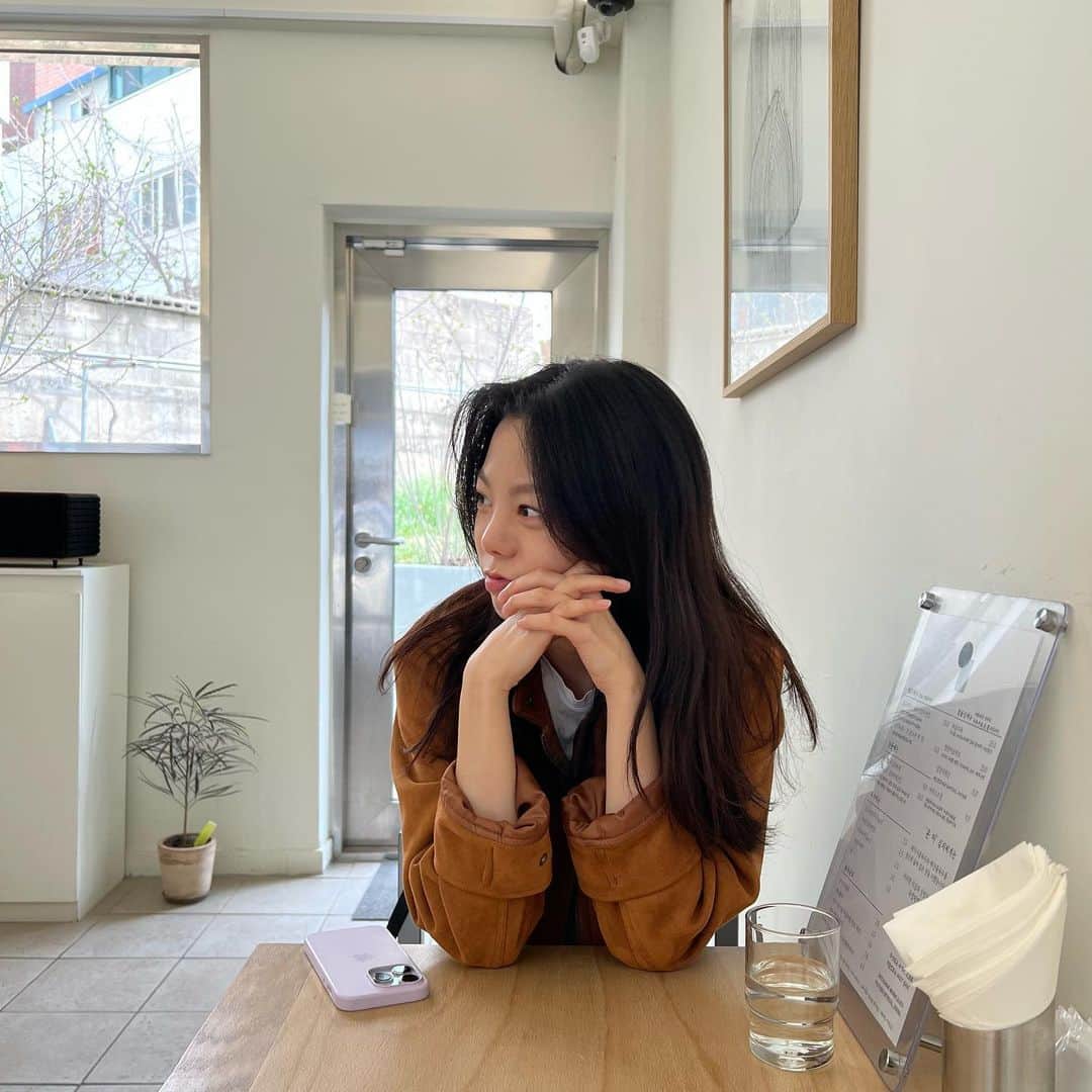 ユン・ジウォンのインスタグラム：「아직 카메라가 부끄러운 나이,,, 30,,,,」