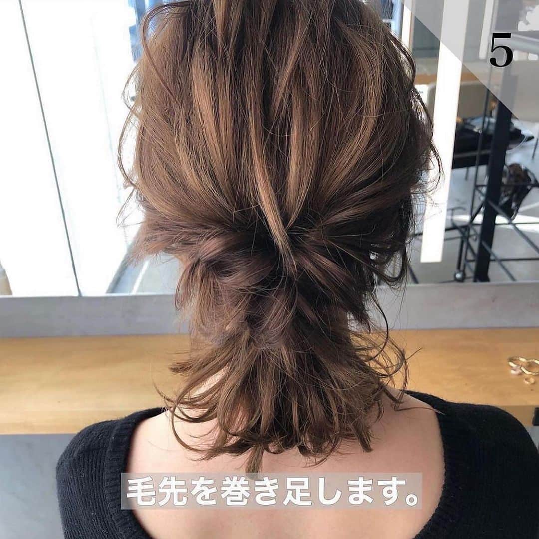 吉田達弥さんのインスタグラム写真 - (吉田達弥Instagram)「くるりんぱアレンジ✨  1.全体を巻きます。  2.両サイドを残して真ん中を結びます。  3.真ん中をくるりんぱにします。  4.両サイドもくるりんぱにして、 真ん中の穴に入れてほぐします。  5.毛先を巻き足します。  6.全体を整えて完成です✨  ぜひやってみてください😊  #ヘアセット　#ヘアアレンジ　#巻き髪」3月24日 20時26分 - tatsuyadream1101