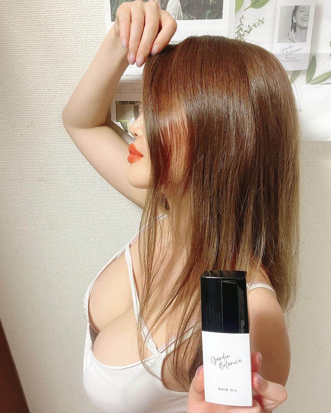 MIOのインスタグラム：「. めちゃくちゃ良いヘアオイルに 出会っちゃた🍀 @gardenbotanica_official 🫶💕  乾燥や紫外線などの外部の刺激から髪を守ってくれる& 植物由来のリペア成分が髪のダメージも補修する ガーデンボタニカ　ヘアオイル 🍀💓  最近悩んでいた髪のパサつきの 救世主だあ😭💕  植物由来のリペア成分& 11種類のボタニカルオイル配合なんて 贅沢すぎる😍  髪になじませる時も とっても良い香りに癒されるの🍀  オイルなのにベタつかない☺️ 毛先までするん❣️  —————————————  是非コチラをチェックしてみて😉🫶💕  @gardenbotanica_official   ■ブランド名 Garden Botanica（ガーデンボタニカ）  ■商品名 ガーデンボタニカ　ヘアオイル  ■Garden Botanica(ガーデンボタニカ)公式 https://gardenbotanica.jp/  —————————————  ブランドコンセプトの1つに「女性を笑顔にする」という テーマがあるんだって✨すてきすぎる🥹💓  たくさんの方がガーデンボタニカで 幸せいっぱいの笑顔になりますように🍀💕  #ガーデンボタニカ #ガーデンボタニカヘアオイル #PR」