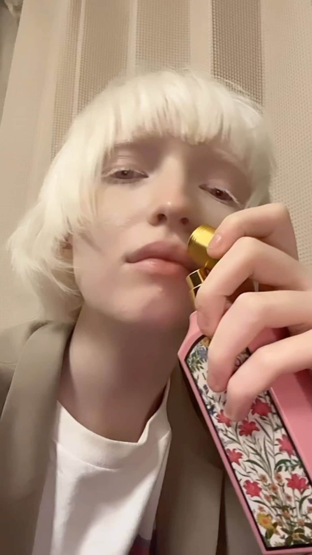 ナスチャのインスタグラム：「the only one @guccibeauty smell, one sakura season and this song makes me feeling thousands different emotions at the same time 💞🌸」