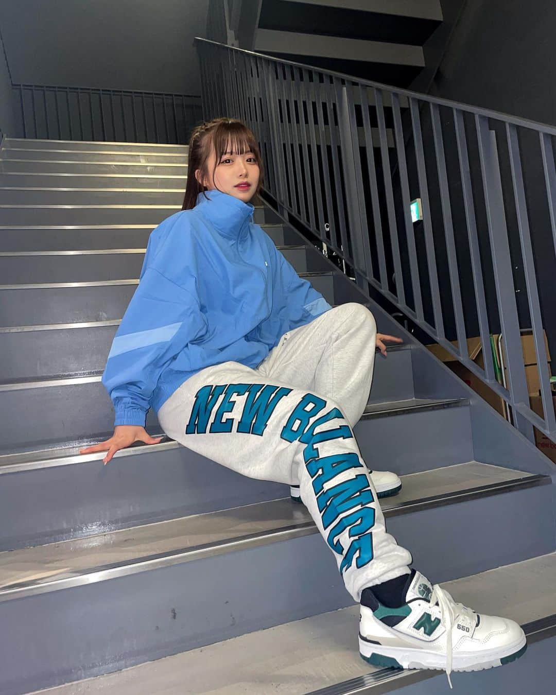 Kirariのインスタグラム：「ㅤㅤㅤㅤㅤㅤㅤㅤㅤㅤㅤ  New Balance Apparel Pop-up store 「Classic is New」にお邪魔してきました！  私は23SSのブルーのジャケットに 大きなロゴの可愛いホワイトのパンツを合わせました🛸 シューズだけでなくアパレルも可愛いニューバランスが 沢山詰まった空間になっています！  ニューバランス原宿1Fにて4／6まで開催されているので 是非遊びに行ってみてね🦈🦈  #ニューバランス #newbalance #nbアパレル #Popupstore」