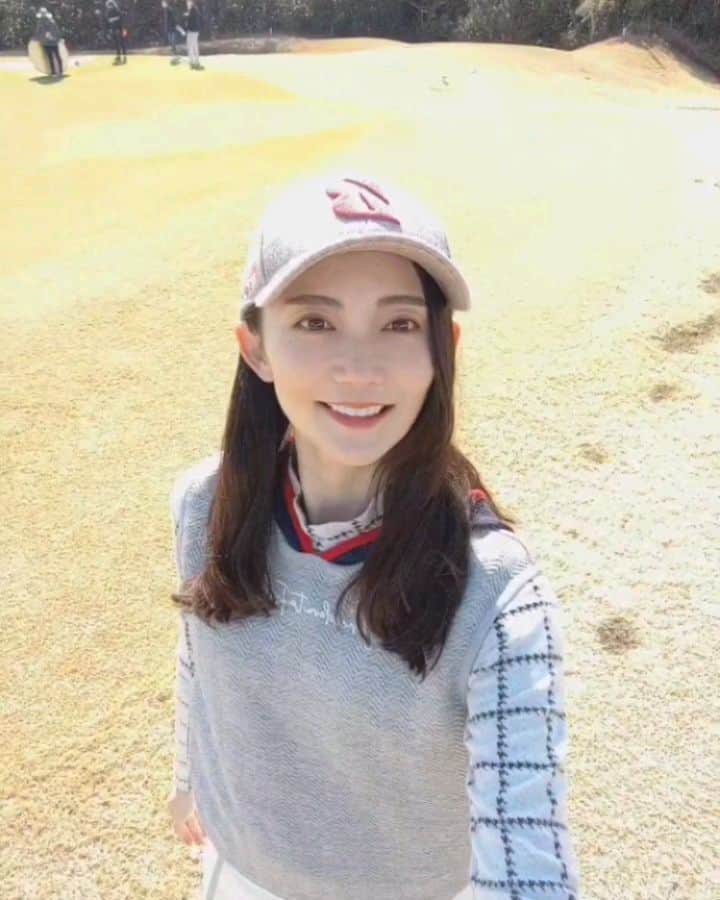 のインスタグラム：「先日の撮影の時の📷✨ ラウンドじゃなくてもゴルフ場に行けるだけでテンション上がる⛳ このキャップ、配色も生地感も可愛くて好き❤ 新作のウェアも楽しみだな♫ 　 撮影の帰りは木村ピーナッツでソフトクリーム食べたよ🍦濃厚でたまらんねー😋 また館山のゴルフ場行ったら絶対寄ろ✨ 　 #撮影 #撮影ゴルフ #ゴルフ #館山カントリークラブ #ゴルフ大好き #bridgestonegolf #ブリヂストンゴルフ #春ゴルフ #ラウンドしたい #モデル #ゴルフ女子 #🏌#ゴルフ上手くなりたい #ゴルフ好きな人と繋がりたい #ゴルフ女子と繋がりたい #golf #lovegolf #⛳ #木村ピーナッツ #ピーナッツソフト #ソフトクリーム #🍦」