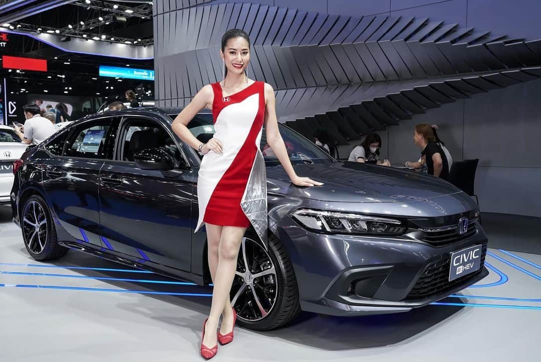 EnjoyHondaThailandのインスタグラム：「New Civic e:HEV สปอร์ตเกินต้าน ขุมพลัง Full Hybrid e:HEV แรงบิดมอเตอร์สูงสุด 315 นิวตัน-เมตร มาพร้อมอัตราประหยัดน้ำมัน 25 กม./ลิตร** และเทคโนโลยี Honda SENSING  ข้อเสนอพิเศษ! ดอกเบี้ย 2.79 %* ฟรีประกันภัย 1 ปี* ฟรี ค่าแรงเช็กระยะ 5 ปี หรือ 100,000 กม.* พร้อมรับประกันแบตเตอรี่ไฮบริด 10 ปี*  สัมผัสตัวจริงได้ในงาน Motor Show 2023 ที่ บูทฮอนด้า (A9) อาคารชาเลนเจอร์ ฮอลล์ 2 อิมแพ็ค เมืองทองธานี ตั้งแต่วันที่ 22 มี.ค. 66 - 2 เม.ย. 66  -------------------- พิเศษ! สำหรับผู้เข้าชมบูท Honda ในงาน Motor Show 2023 เพียงลงทะเบียนผ่าน LINE ที่บูท Honda รับฟรี! ของที่ระลึกมูลค่า 150 บาท* ตั้งแต่วันที่ 22 มี.ค. 66 - 2 เม.ย. 66  Line ID : @honda-thailand --------------------  *เงื่อนไขเป็นไปตามที่บริษัทฯ กำหนด ** ทดสอบตามมาตรฐาน UN R101 ในห้องปฏิบัติการ (อัตราการประหยัดน้ำมันขึ้นอยู่กับสภาพถนนและพฤติกรรมการขับขี่ของแต่ละบุคคล)  #HondaThailand #MotorShow2023 #NewCiviceHEV #FullHybrideHEV #HondaSENSING」