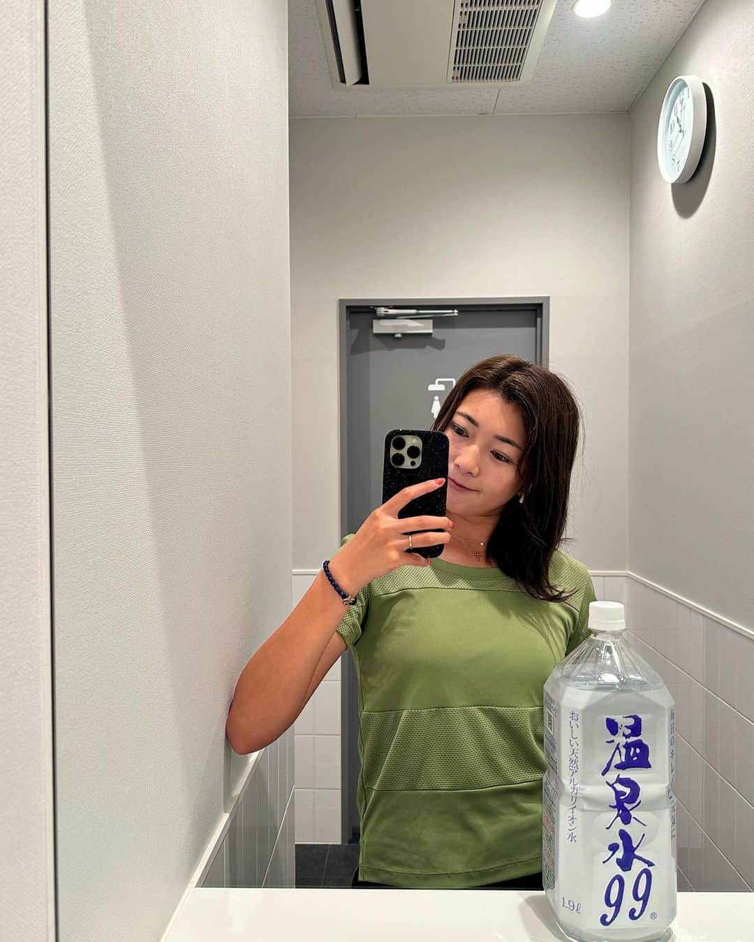 宮坂楓さんのインスタグラム写真 - (宮坂楓Instagram)「. お水を意識して飲むようになってから 量だけじゃなくて質も気になり始めいろんなお水を飲むようになりました😊 @onsensui99 のお水は口当たりがまろやかでとても飲みやすい😳 . アルカリ性のものって健康や美容の為にも良いみたいです😳❤️ 飲むもの、食べるものでカラダは作られてるから少しずつでもいいものを意識していきたいです🥳 .  #温泉水99 #温泉水 #アルカリイオン水 #ミネラルウォーター #美容と健康 #PR #アスリート#トレーニング#陸上#三段跳#継続は力なり#アスリート飯#アスリートごはん#アスリートご飯#アスリート女子#アスリートフードマイスター#食べたものでカラダは作られる#スポーツ#スポーツ女子 #スポーツコーデ #NIKE#ナイキ#triplejump #athlete」3月25日 19時00分 - kaede_official_