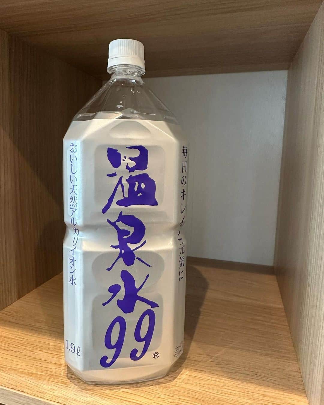 宮坂楓さんのインスタグラム写真 - (宮坂楓Instagram)「. お水を意識して飲むようになってから 量だけじゃなくて質も気になり始めいろんなお水を飲むようになりました😊 @onsensui99 のお水は口当たりがまろやかでとても飲みやすい😳 . アルカリ性のものって健康や美容の為にも良いみたいです😳❤️ 飲むもの、食べるものでカラダは作られてるから少しずつでもいいものを意識していきたいです🥳 .  #温泉水99 #温泉水 #アルカリイオン水 #ミネラルウォーター #美容と健康 #PR #アスリート#トレーニング#陸上#三段跳#継続は力なり#アスリート飯#アスリートごはん#アスリートご飯#アスリート女子#アスリートフードマイスター#食べたものでカラダは作られる#スポーツ#スポーツ女子 #スポーツコーデ #NIKE#ナイキ#triplejump #athlete」3月25日 19時00分 - kaede_official_