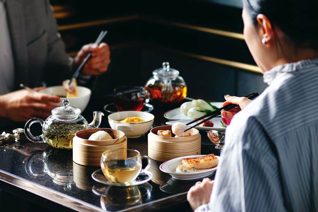 THE WESTIN TOKYO | ウェスティンホテル東京さんのインスタグラム写真 - (THE WESTIN TOKYO | ウェスティンホテル東京Instagram)「広東料理レストラン「龍天門」では、作り立ての点心と季節の素材を活かした本場の広東料理を満喫できるランチコースをご用意しています✨   肉や魚介を贅沢に使った熱々の蒸し点心や揚げ点心、焼き点心などを季節の素材と合わせてご提供。前菜、スープ、野菜料理、デザートが付いた贅沢なコースです。4種類から選べる麺類と飯類は週替わりでお楽しみいただけます。   詳細はプロフィールのリンク🔗より   Indulge in a quintessential Cantonese yum cha experience at Ryutenmon with our signature Dim Sum Lunch Course. Delight in a luscious lineup of handcrafted dim sums prepared in a variety of cooking methods, complemented by your choice of Cantonese-style main dish and dainty desserts to complete the meal.  For the best experience, elevate your meal with our bespoke selection of premium Chinese teas perfect for the occasion.   Reserve your table now via our bio link🔗    #ウェスティンホテル東京 #飲茶 #広東料理 #デザート #ランチ #ランチスペシャル #グルメ #香港 #本場香港 #点心 #ウェスティンホテル #ウェスティン #ホテル #中華料理 #セイロ #WestinTokyo #westinhotel #thewestintokyo #hotel #tokyo #ebisu #lunch #Cantonese #Chinesefood #lunchspecial #dimsum #wagon #hongkong」3月24日 20時43分 - westintokyo