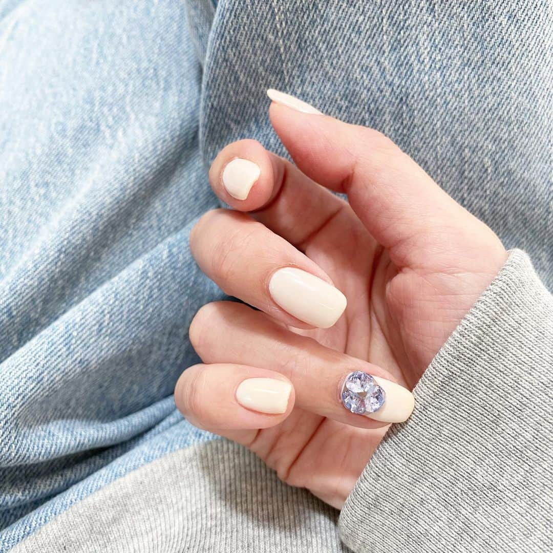 aya*さんのインスタグラム写真 - (aya*Instagram)「💅 ・ new nail … 💎 左右でビジューの色を変えました☺︎ どちらもお気に入りだけど… ブルーの色味がどツボ♡ 可愛さ伝えたくて いつもより写真沢山載せちゃった♡ ・ ・ #nail #nails #jelnail #ネイル #ジェルネイル #젤네일 #네일디자인 #韓国ネイル #大人ネイル #シンプルネイル #春ネイル #ビジューネイル #ロカリ」3月24日 20時35分 - aya7655