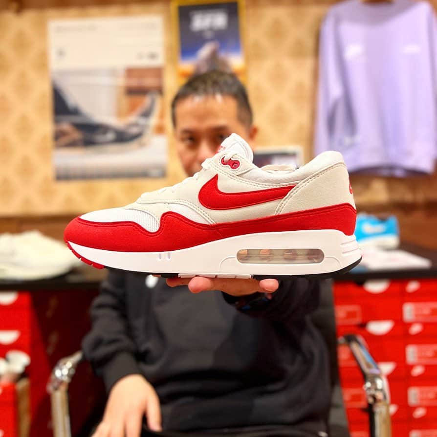 のインスタグラム：「. 3/26(SUN) AIR MAX 1 "86" BIG BUBBLE. @atmos_sendagaya のAIR MAX POPUPもいよいよ今週末までです。明日より“東京スニーカー氏”こと小澤匡行 @moremix  が監修したオリジナルの絵本『BIRTH OF THE AIR MAX』を店頭でAIR MAXシリーズをご購入の方に限定配布。AIR MAX 1の誕生背景を、イラストレーターのエイドリアン・ホーガン（@adehogan）が描いたレトロなイラストと一緒に楽しみながら振り返ることができるスペシャルノベルティとなっております。 . また atmos博多で大好評だった @apple_butter_store さんのアパレルカスタマイズの新色を千駄ヶ谷限定で開催です。 . #nikeairmax1 #airmax1 #airmax1og #airmaxday #airmax #am1 #applebutterstore #atmos #ナイキ #エアマックス1」