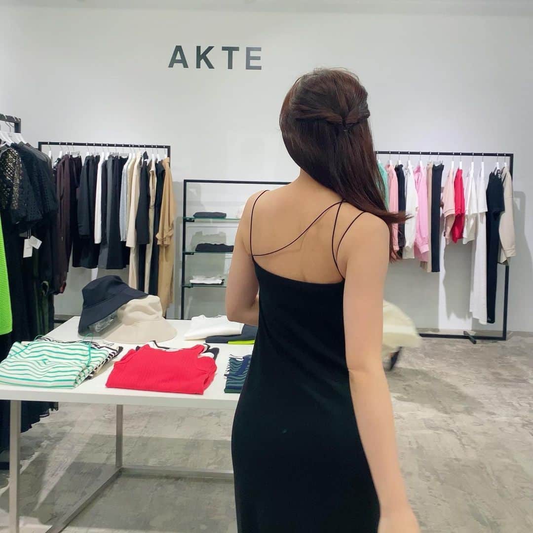 入来茉里さんのインスタグラム写真 - (入来茉里Instagram)「AKTE @akte_official  POP UP STORE  このワンピースは即オーダー 定番アイテムもGET♡  AKTE セクシーでかわいいよね  @satoconaka ♡ thank you  #ファッション #レディースファッション #akte #fashion #ワンピース #black」3月24日 20時39分 - iriki.mari_official