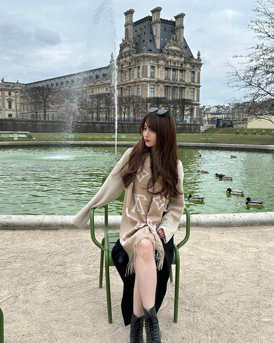 羅晴のインスタグラム：「午餐點了個烤鴨胸 吃飽再來花園看鴨🦆  #杜樂麗花園 #tuileriesgarden #paris」
