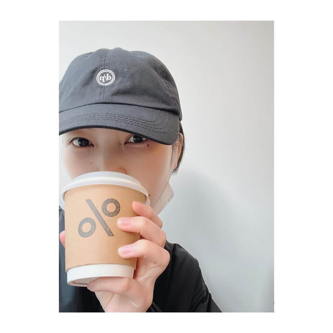 菅野莉央さんのインスタグラム写真 - (菅野莉央Instagram)「⁡ 岡山の長期滞在中お休みもあったので、 ちょっと足を延ばして京都に行きました☺️🌸 ⁡ %#ARABICAcoffee  ここにハマってしまい、連日行きました。 americanoとkyoto latte。 どっちも美味しかった！ (海外からのお客様ばかりで、逆に海外に来た感があった😂) ⁡ #めんや美鶴 さん 濃厚ぱいたんらーめん🍜 美味しくてぺろりでした。 ⁡ #fiveran 🥖☕️ ミルクフランスが好きで、どこのパン屋さんでもとりあえずマストで買うので、今回も御多分に洩れず🧐 ⁡ 嵐山もゆき🚌 MAMA #儘 の九条ネギとしらすのピザ。 OPENから大行列でした。 ⁡ そして建仁寺の近くにある 蕎麦や#竹花 さんの梅とろろそば🎍 「人手不足なので、混んでる時は他のお店に行って下さい」みたいなことが書いてあり...!笑 無事入れたので良かった😂 びっくりするくらいの細麺で美味しかった。 ⁡ 食べてばっかりみたいになってますが笑、 1月だったので初詣もできて大充実でした☺️ また行きたい‼︎ ⁡ #kyoto #쿄토  #もぐログ」3月24日 20時50分 - rio_kanno.official