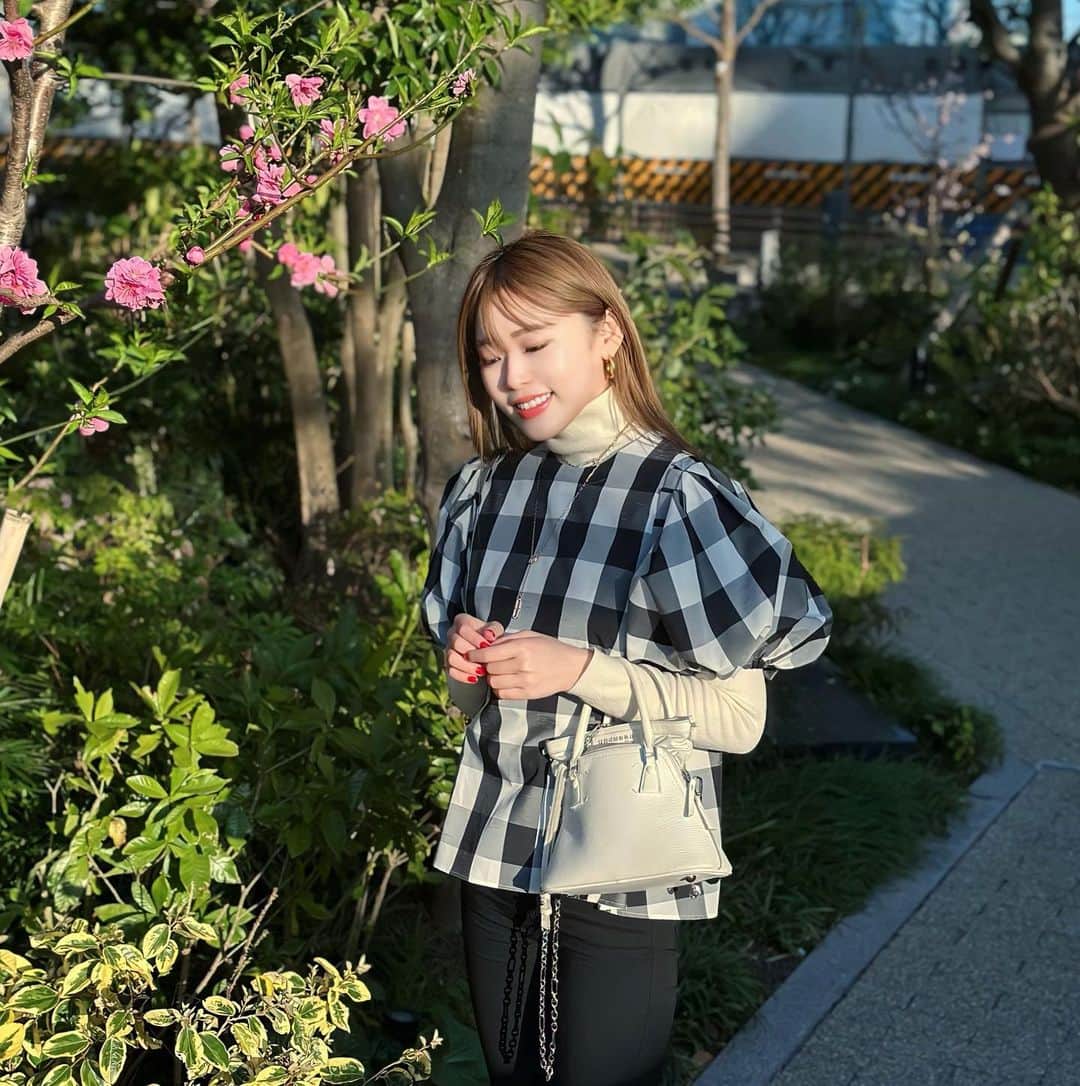 藤川沙弥のインスタグラム：「晴れてるうちに☀️ オーダーしてた春服を少しづつ卸してる🌸✨ tops @verofonna  早く１枚で着れるくらい暖かくなってほしいなあ♡ ˒˒  コンタクトは @onlinecontact で LuMia 1dayのヌーディブラウンプラスを👀」