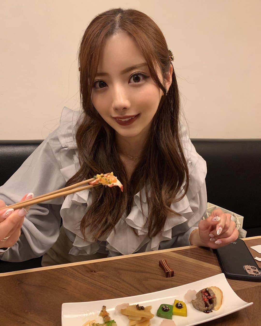 山下みちるのインスタグラム：「・ 家族にお祝いしてもらった日の🌹  美食やった〜😻🫶🏻 最後にかけてどんどん眠い顔になっていきます😮‍💨笑  パパママお姉ちゃんいつもありがとう🤍 ・  #恵比寿グルメ  #恵比寿  #円居  #鉄板焼き  #snidel #오오티디  #데일리 #ootd  #fashion #instagood」