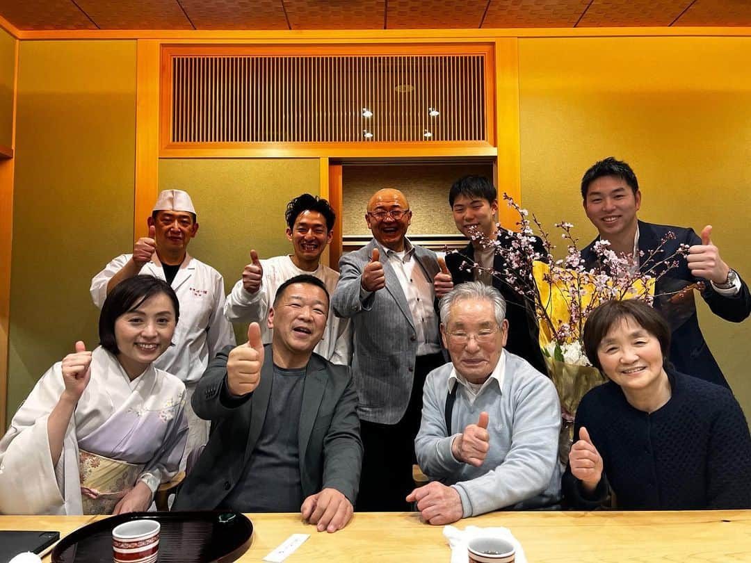 南早苗のインスタグラム：「今日3/24は、 小松弥助ご主人　森田一夫さんのお誕生日です🎂 92歳✨ おめでとうございます❤️🎉  日本の鮨界にはなくてはならない伝説の職人✨ 今でも現役でカウンターに立たれるもう神様のような 存在です😍  現在、エフエム石川の番組「Flyin'Pop」の中で、 おやっさんがラジオDJになるというコーナーが 放送されています。 92歳になられた今もおやっさんの進化は止まることが なく、お言葉からいつもパワーをいただいています✨ 今回はそのご縁で、 金澤せつ理さんで行われた おやっさんの誕生会に出席させていただきました。 @torunakagoshi  さん 貴重な機会をありがとうございました💓  おやっさん どうかいつまでもお元気で💕 これからも「たなごころ」から伝わる 「心」のお寿司で 多くの方々に幸せを〜😌 はいっ弥助👍  #小松弥助　#東のすきやばし次郎西の小松弥助　#森田一夫　さん　#おやっさん　#とみさん　#お仲間　#おさむさん　#かっちゃん　#ひでさん　#りょうたさん　#お寿司　#心の寿司　#石川県　#金沢市　#グルメ　#金澤せつ理　#ミシュラン」