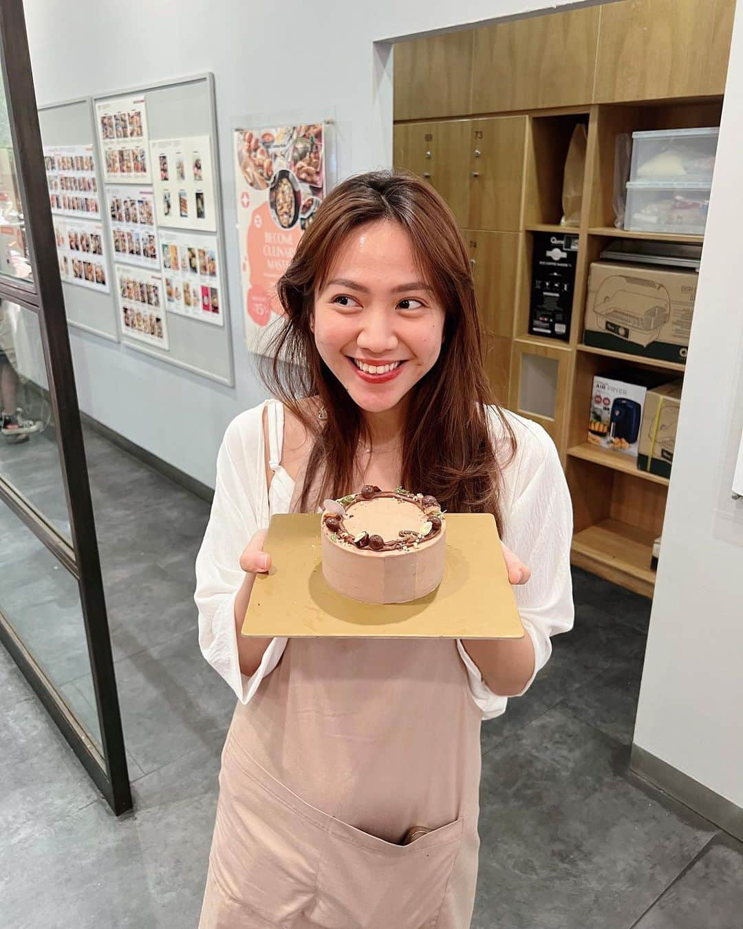 シャニア・ジュニアナタさんのインスタグラム写真 - (シャニア・ジュニアナタInstagram)「Ga terlalu suka kue, tapi bikin kue adalah aku.  Dikit-dikit cuci tangan sampe 6x, masalahnya wastafelnya jauh 🥹❤️ Ya begitulah~」3月24日 21時08分 - shanju