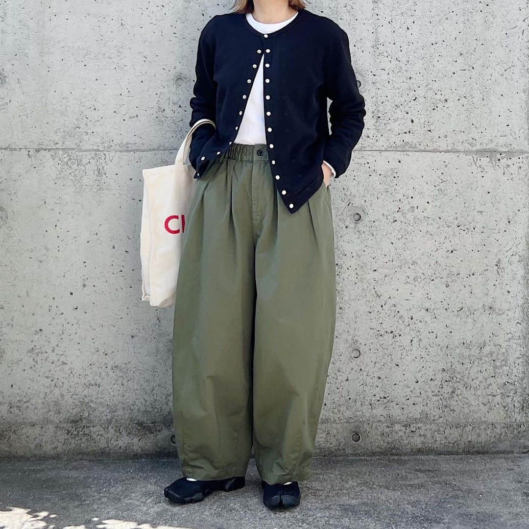 ryokoのインスタグラム：「▪︎  良い週末を🌿🌱🍀  .  cardigan #agnesb  bottoms #harvesty shoes #nike」