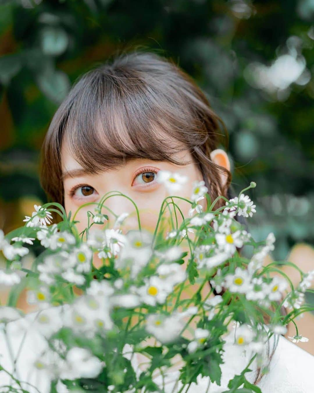 中井さくらのインスタグラム：「*  お花♡  📷 @_atsukodesu  👗 @mari_rin__24   #作品撮り #撮影 #ポートレート #春だね #お花 #お花畑 #花 #ガーリーフォト #フォト #カメラ #代々木公園 #モデル #女優 #中井さくら #」