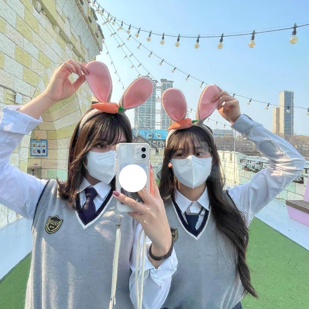 小田川楽空のインスタグラム：「🐰🥕  . . .  #03 #04 #04line #04년생 #韓国 #韓国旅行 #ロッテワールド #制服 #한국여행 #lotteworld #롯데월드 #교복」