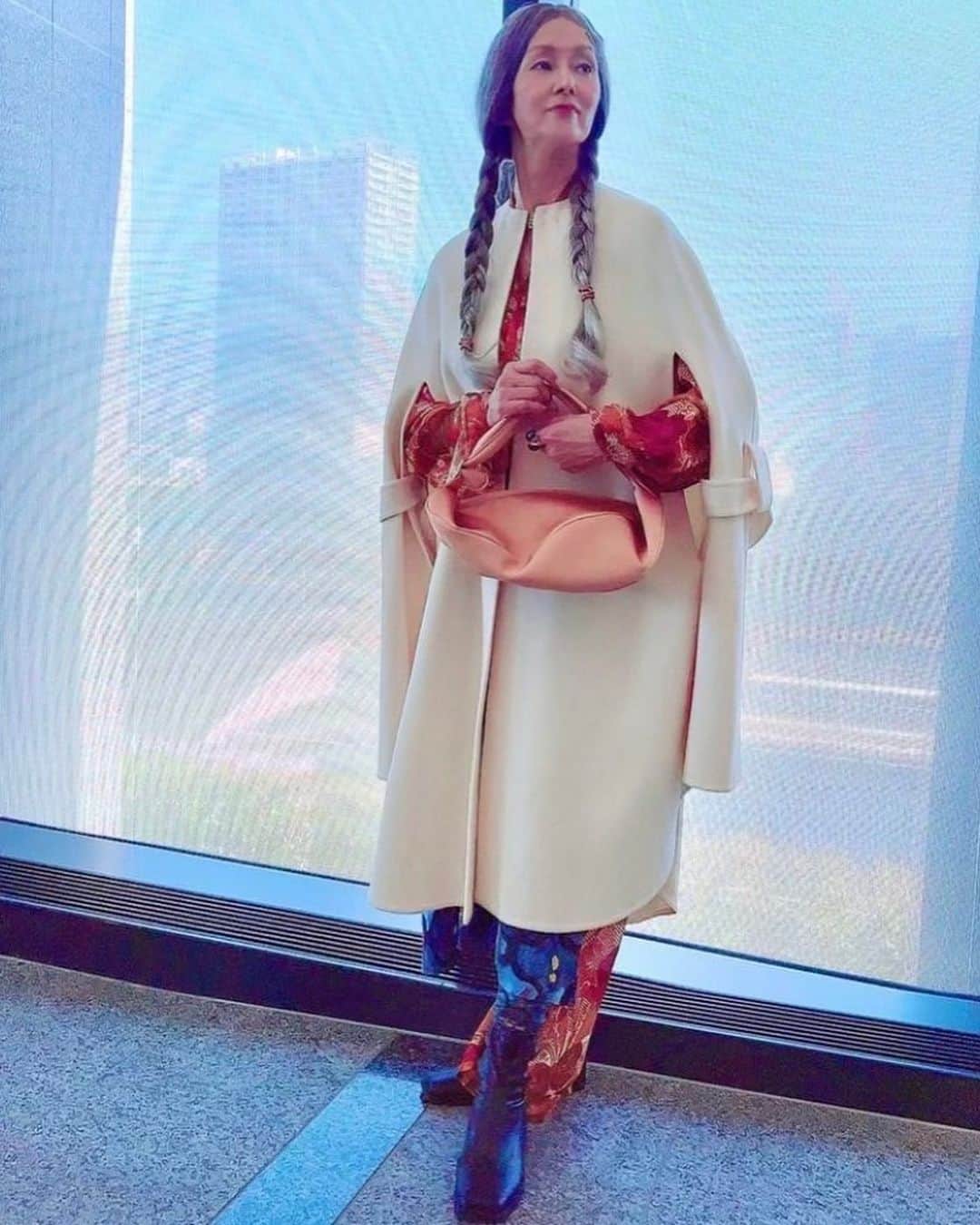 夕暮れに、手をつなぐさんのインスタグラム写真 - (夕暮れに、手をつなぐInstagram)「🌆👗衣装紹介  最終回の響子さん(#夏木マリ)の衣装を紹介！  最終回も素敵な色使いで印象的でしたよね😳  そして！余韻が続くみなさん🗣️  まだまだTVerでは 『#夕暮れに手をつなぐ』観れます！👀✨️  ぜひ配信をみて余韻に浸りましょう😮‍💨❤️‍🔥」3月24日 21時05分 - yugure_tbs