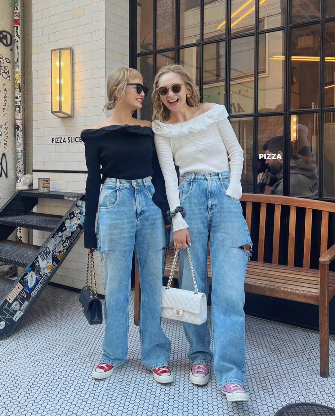 のインスタグラム：「❤️ o s o r o i 💞 デビューしたばかりの @sorin__official の洋服を デニム×コンバースと合わせてカジュアルにっ😚🫶🏻  珍しくデコルテを出してレディー意識💋笑  白黒合わせのハピコデも新鮮〜👗🙌🏻✨  #sorin #春コーデ #デニムコーデ #ハピコデ」