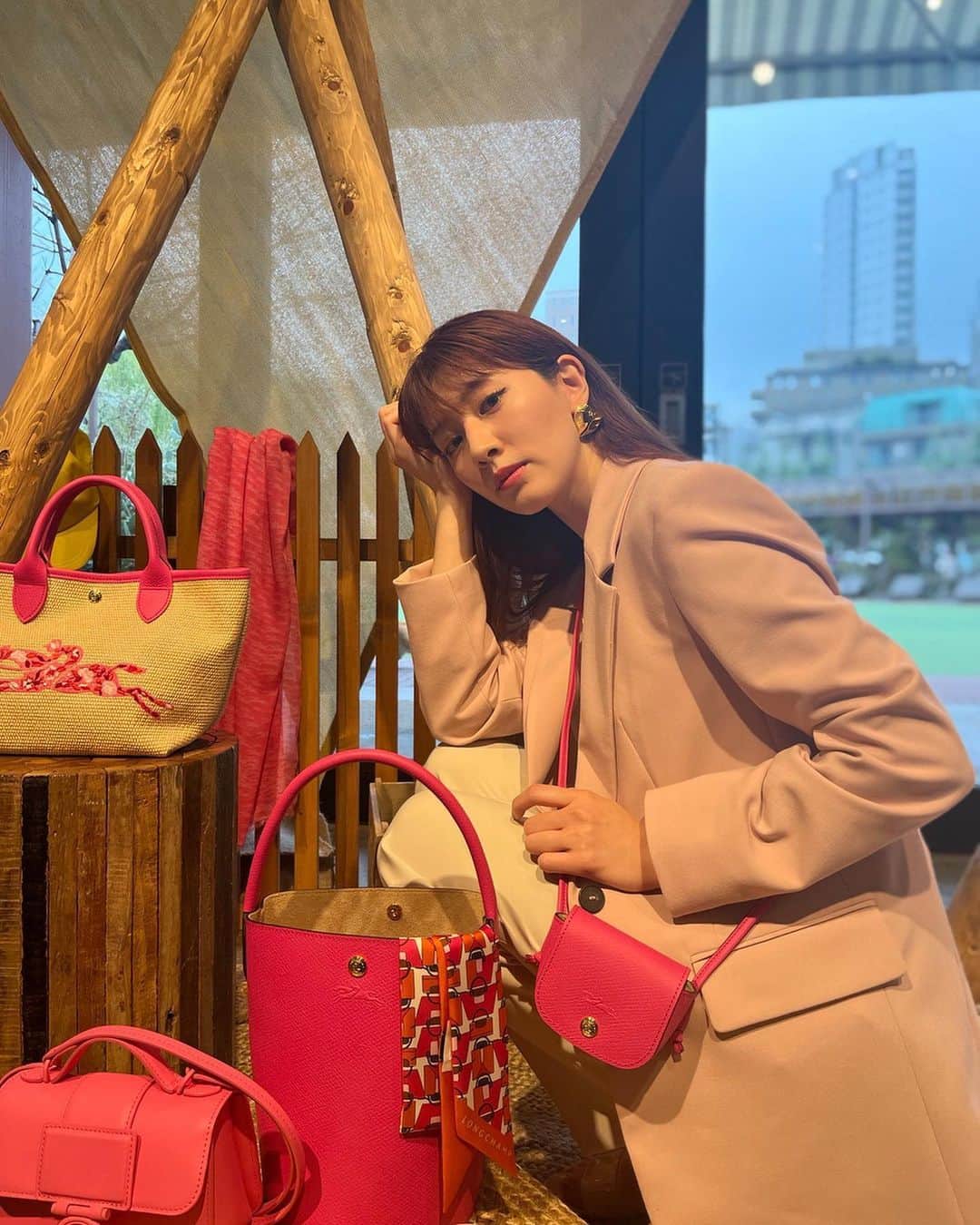 岡本杏理のインスタグラム：「・ @longchamp の2023年春夏コレクションの世界観が詰まったグランピングイベントに新作バッグ"エピュレ"とともに参加させていただきました🌼 ポイントとなるカラーのバックが好きなのでどのアイテムもとっても素敵でした…♡  #LongchampGlamping #LongchampSS23 #ロンシャン #pr」