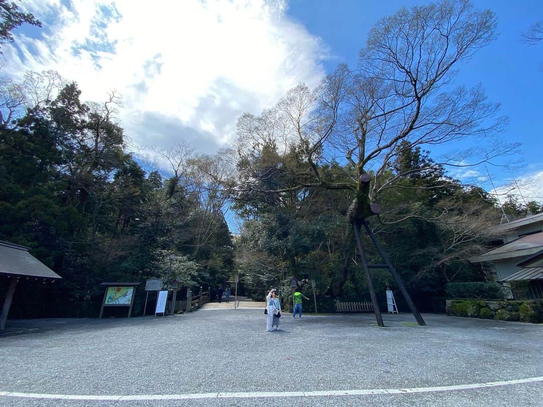 福原美穂さんのインスタグラム写真 - (福原美穂Instagram)「伊勢神宮お参りしてきました。 何年ぶりかな。 やっぱりここは故郷を感じる。なんか日本人の心を思い出させてくれる場所。 私も駆け出しの頃にここに毎年来てたんです。 ほんとに久々に来れてよかった。 世界平和、ほんとにシンプルな言葉だけど、私の願いはほんとそれ。 戦争ももううんざり、色々辛いニュースばかりで。 うた歌っててよかったな、と。 それで救われてる部分がたくさんある。 明日明後日も御園座でドリームガールズ後二回です。 明日はダブルキャスト村川絵梨さんの千秋楽か。 泣くわたし。  #伊勢神宮　#worldpeace」3月24日 21時07分 - miho_fukuhara