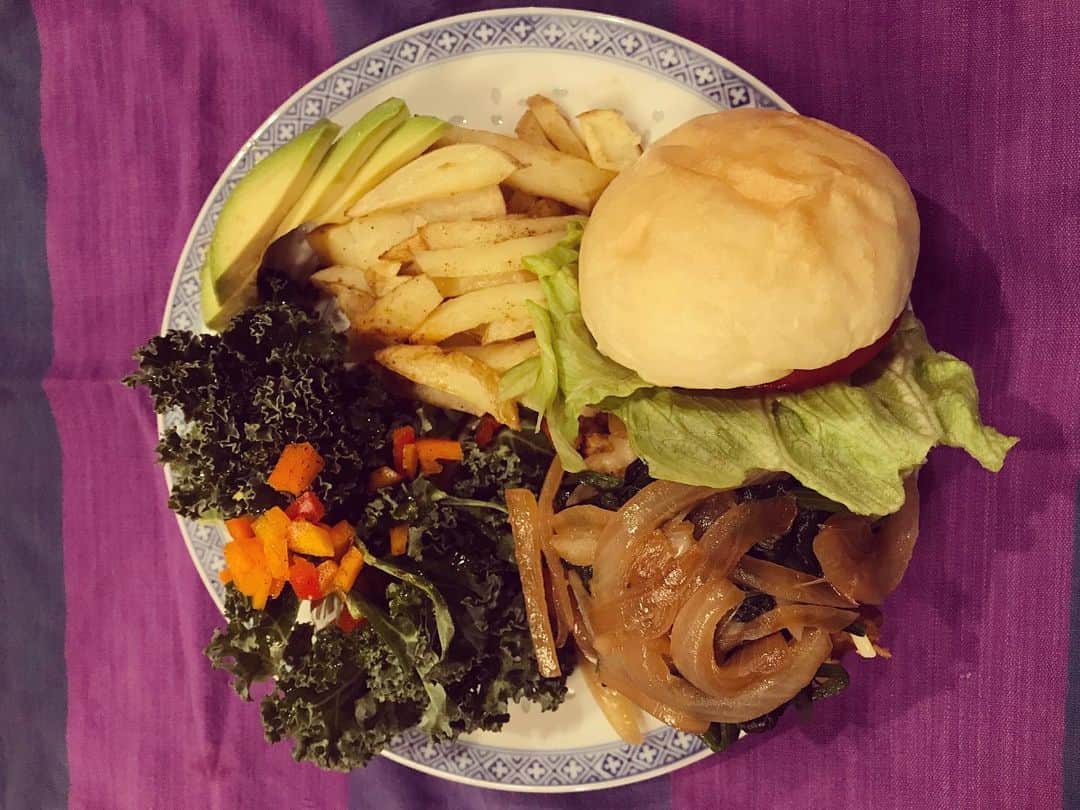 のインスタグラム：「ビーガンバーガー作ってくれた❤️  めちゃくちゃ美味しかった😊」