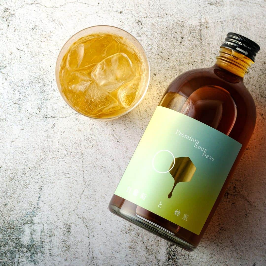 KURAND@日本酒飲み放題さんのインスタグラム写真 - (KURAND@日本酒飲み放題Instagram)「ワクワクするお酒がたくさん→ @kurand_info  白葡萄と蜂蜜🍯  炭酸水で割るだけで、 マスカットと蜂蜜の甘さに包まれる 至福のサワーを楽しめるお酒。  ホワイトブランデーの香りと ライムの爽やかさがアクセントです。  お酒のオンラインストア「クランド」 プロフィールページのリンクからぜひ！  ---------------------------- 新しいお酒との出会いがたくさん！ 他のお酒や企画はプロフィールのURLから →@kurand_info ----------------------------  お酒にまつわる情報を発信中。 フォローやいいねお待ちしています🥂  #酒ガチャ #クランド #お酒好きな人と繋がりたい #サワー #リキュール #お酒大好き #お酒好き」3月24日 21時09分 - kurand_info