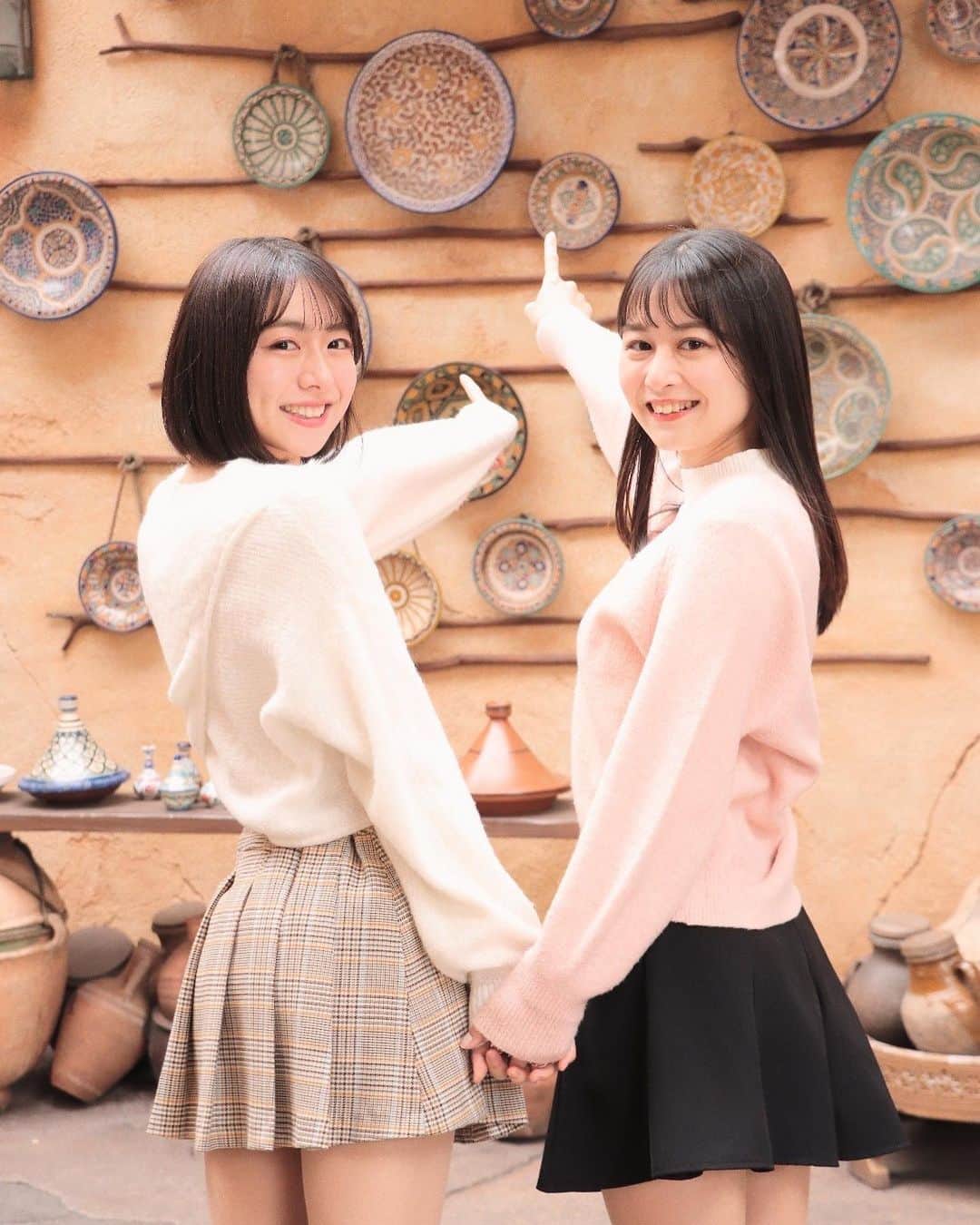 鈴木泉帆のインスタグラム：「さらちむディズニー第二弾🏰  ラスト2枚前髪おわってるけど すっごく楽しそうだからお気に入りなの🫶🏻  #disney #disneysea #ディズニー　#ディズニーシー #ディズニーコーデ #ディズニーフォト #ディズニーカメラ隊 #ディズニー写真 #」