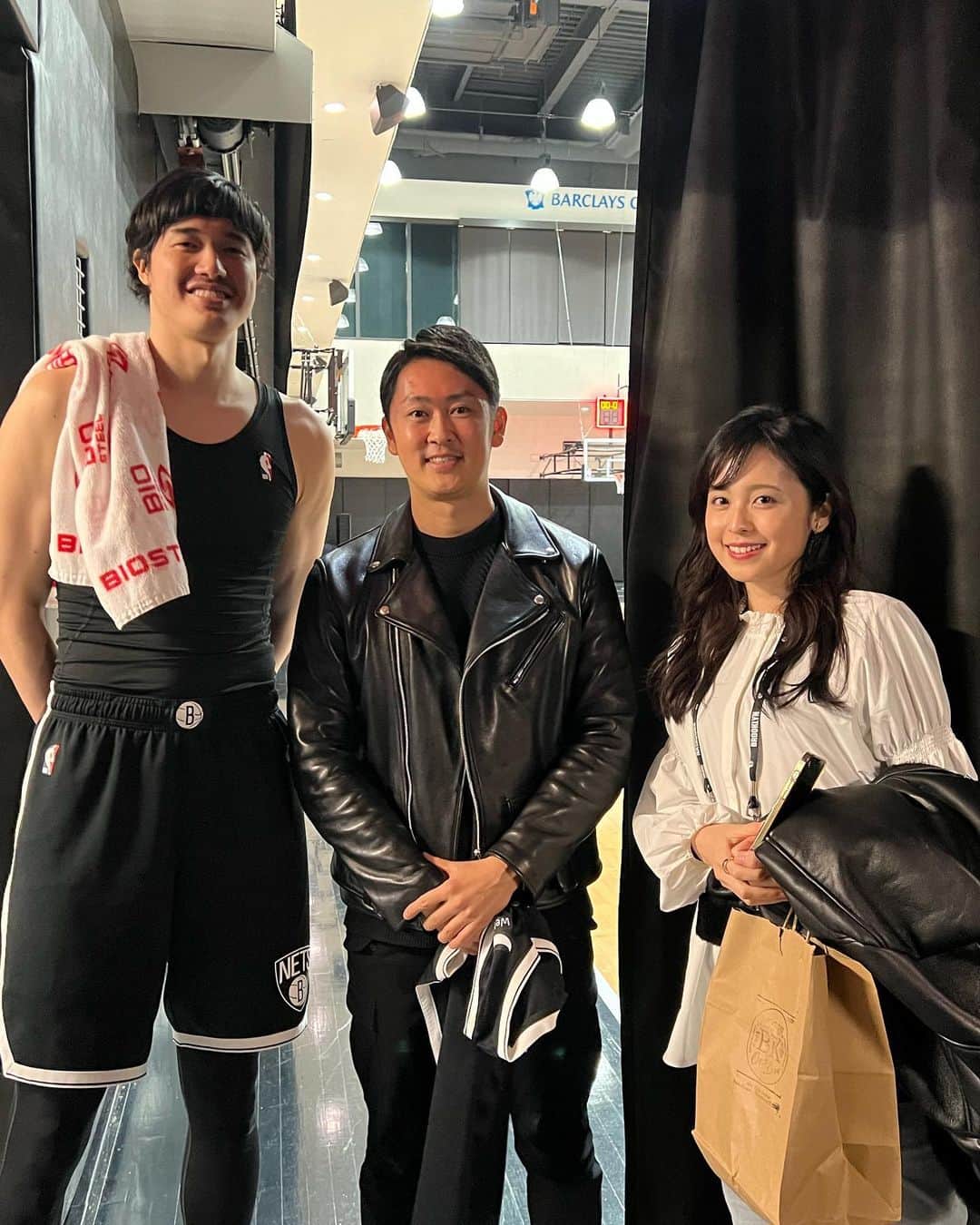 木下康太郎のインスタグラム：「* お休みをいただいて、渡邊雄太選手の所属するBrooklyn NETSの試合を観に行ってきました🏀  久しぶりに久慈さんにも再会。 まさかNYで再会するなんて✨  毎日渡邊選手の食事を作っている話など、こちらでも奥さんとして活躍している後輩の姿に感激です☺️  本当にお二人とも有難うございました！  試合後、一緒にWBC日本の優勝を見届けられたのも、一生の思い出になりました！  #渡邊雄太 #久慈暁子 #確かに背の順 #NBA #BrooklynNets #ニューヨーク #フジテレビ #アナウンサー」