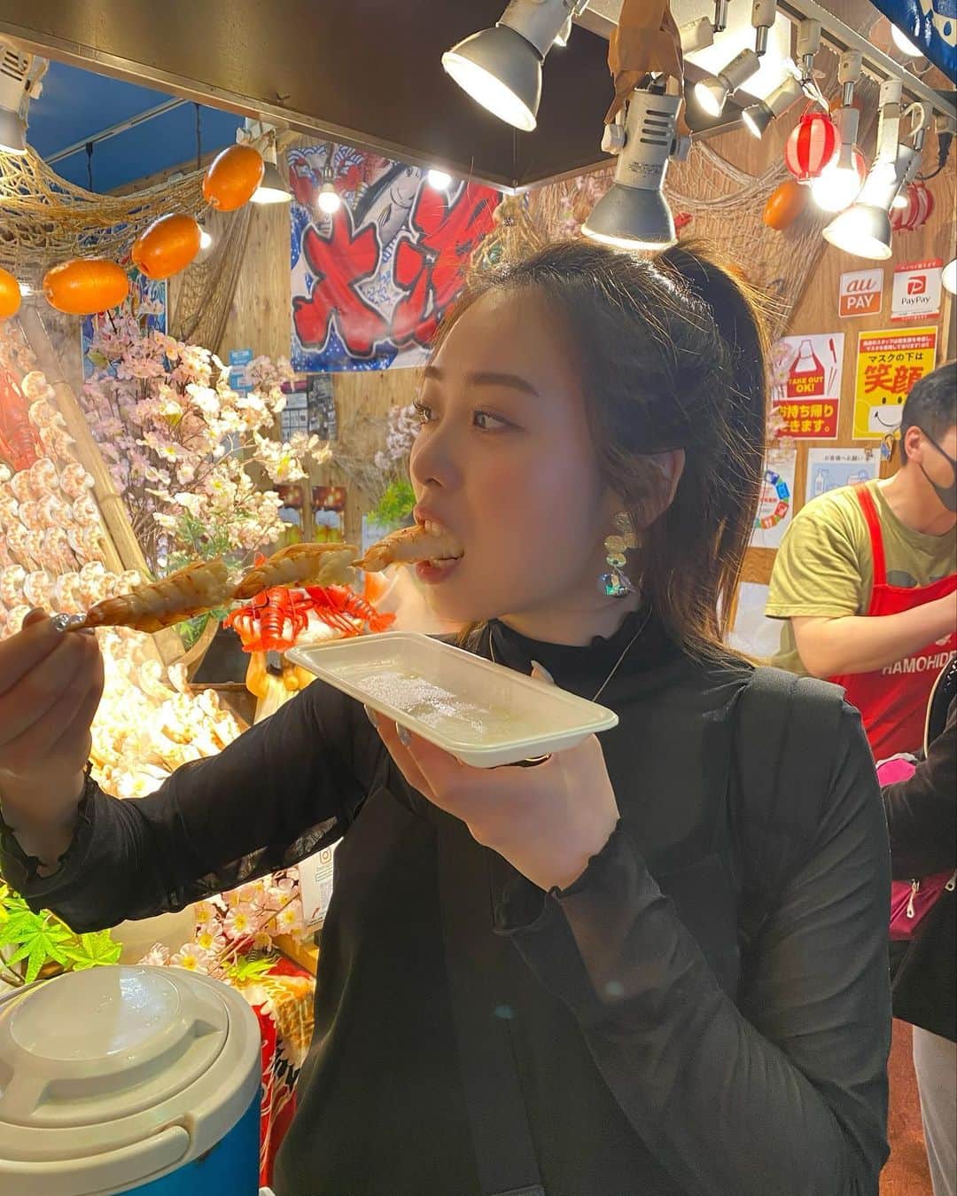 辰巳さくら（さくてん）さんのインスタグラム写真 - (辰巳さくら（さくてん）Instagram)「初の錦市場ϵ( 'Θ' )϶  食べ歩き系で 全部美味しかったのはすごい🤣  でもその中で 1番美味しかったのはだし巻き😎🥚笑  全部並んでるぐらい人気のお店のところで買ったので 何食べようか悩んでる人は 私が食べたもの買ってたら間違い無いですよん👼💕  #京都　#京都グルメ旅 #錦市場 #錦市場食べ歩き #錦市場グルメ #錦市場商店街 #食べ歩きの旅 #食べる女 #京都食べ歩き」3月24日 21時13分 - s.kten