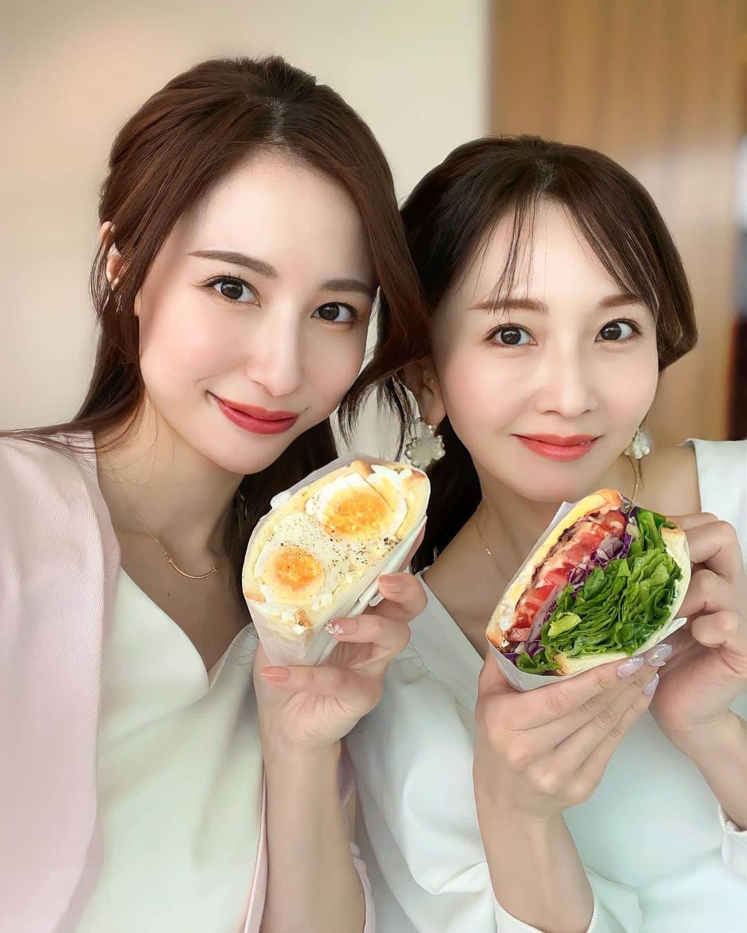 Chihiroさんのインスタグラム写真 - (ChihiroInstagram)「Ciccy撮影会❤︎  今日は私が運営するパーソナルカラー診断サロン「Ciccy」の撮影会をして参りました♡  より沢山の方に知っていただけるよう試行錯誤しております！ いつもサポートしてくる裕美さん♡ 最近動きがよくシンクロする気がする♡♡  都内でパーソナルカラー診断を受けるならここ！ ▶︎ @ciccy_shibaura   〜〜〜〜〜〜〜〜〜〜〜〜〜〜〜〜〜〜〜 【イメージコンサルティングサロン　Ciccy】  パーソナルカラー診断が気になる方はこちら ▶︎ @ciccy_shibaura   ♦︎時間 9:30〜17:30 (時間調整可能)  ♦︎場所 東京都港区芝浦  ♦︎定休日 なし  ♦︎メニュー ✈︎Economy class✈︎ パーソナルカラー診断＋骨格診断 Ciccy診断士枠: ¥22,500- 代表栂野枠：¥32,000- ※ペア診断可能  ✈︎Business class✈︎ パーソナルカラー診断＋骨格診断＋メイクレッスン 代表栂野枠：¥48,500- ※ペア診断可能  ✈︎First class✈︎ 3〜4日かけて行うトータルプロデュース。メニューはカスタマイズ可能。 代表栂野枠：99,500-  詳細はInstagramプロフィール下のURLよりご確認ください。 〜〜〜〜〜〜〜〜〜〜〜〜〜〜〜 【イメージコンサルタント養成講座】  GIA芝浦校の養成講座は3月まで満席です。 現在2023年4月スタートより募集を開始いたしました♡ 詳しくはHPをご覧ください♡  〜〜〜〜〜〜〜〜〜〜〜〜〜〜〜  #パーソナルカラー診断 #骨格診断 #パーソナルカラー診断東京  #イメージコンサルタント #イメージコンサルタント東京  #shooting #ciccy」3月24日 21時13分 - chippp49