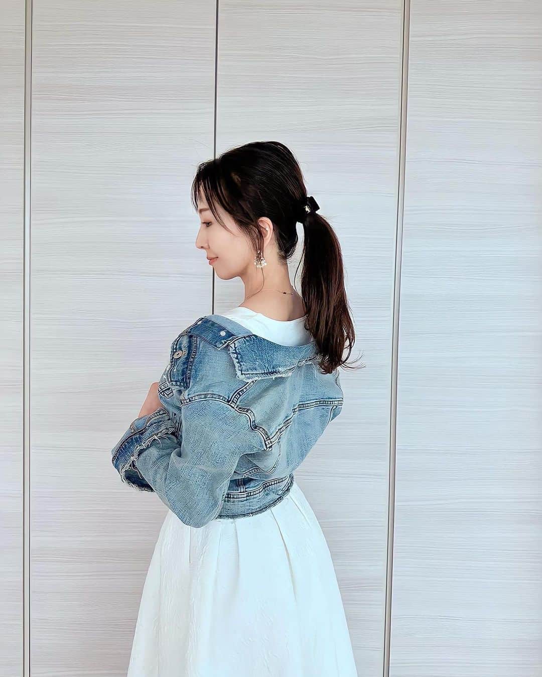 Chihiroさんのインスタグラム写真 - (ChihiroInstagram)「Ciccy撮影会❤︎  今日は私が運営するパーソナルカラー診断サロン「Ciccy」の撮影会をして参りました♡  より沢山の方に知っていただけるよう試行錯誤しております！ いつもサポートしてくる裕美さん♡ 最近動きがよくシンクロする気がする♡♡  都内でパーソナルカラー診断を受けるならここ！ ▶︎ @ciccy_shibaura   〜〜〜〜〜〜〜〜〜〜〜〜〜〜〜〜〜〜〜 【イメージコンサルティングサロン　Ciccy】  パーソナルカラー診断が気になる方はこちら ▶︎ @ciccy_shibaura   ♦︎時間 9:30〜17:30 (時間調整可能)  ♦︎場所 東京都港区芝浦  ♦︎定休日 なし  ♦︎メニュー ✈︎Economy class✈︎ パーソナルカラー診断＋骨格診断 Ciccy診断士枠: ¥22,500- 代表栂野枠：¥32,000- ※ペア診断可能  ✈︎Business class✈︎ パーソナルカラー診断＋骨格診断＋メイクレッスン 代表栂野枠：¥48,500- ※ペア診断可能  ✈︎First class✈︎ 3〜4日かけて行うトータルプロデュース。メニューはカスタマイズ可能。 代表栂野枠：99,500-  詳細はInstagramプロフィール下のURLよりご確認ください。 〜〜〜〜〜〜〜〜〜〜〜〜〜〜〜 【イメージコンサルタント養成講座】  GIA芝浦校の養成講座は3月まで満席です。 現在2023年4月スタートより募集を開始いたしました♡ 詳しくはHPをご覧ください♡  〜〜〜〜〜〜〜〜〜〜〜〜〜〜〜  #パーソナルカラー診断 #骨格診断 #パーソナルカラー診断東京  #イメージコンサルタント #イメージコンサルタント東京  #shooting #ciccy」3月24日 21時13分 - chippp49