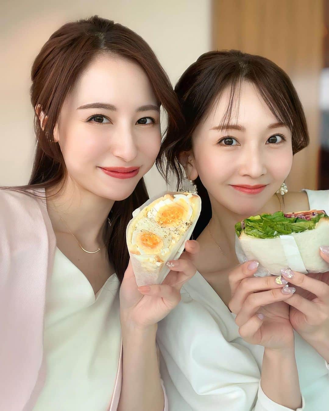 Chihiroさんのインスタグラム写真 - (ChihiroInstagram)「Ciccy撮影会❤︎  今日は私が運営するパーソナルカラー診断サロン「Ciccy」の撮影会をして参りました♡  より沢山の方に知っていただけるよう試行錯誤しております！ いつもサポートしてくる裕美さん♡ 最近動きがよくシンクロする気がする♡♡  都内でパーソナルカラー診断を受けるならここ！ ▶︎ @ciccy_shibaura   〜〜〜〜〜〜〜〜〜〜〜〜〜〜〜〜〜〜〜 【イメージコンサルティングサロン　Ciccy】  パーソナルカラー診断が気になる方はこちら ▶︎ @ciccy_shibaura   ♦︎時間 9:30〜17:30 (時間調整可能)  ♦︎場所 東京都港区芝浦  ♦︎定休日 なし  ♦︎メニュー ✈︎Economy class✈︎ パーソナルカラー診断＋骨格診断 Ciccy診断士枠: ¥22,500- 代表栂野枠：¥32,000- ※ペア診断可能  ✈︎Business class✈︎ パーソナルカラー診断＋骨格診断＋メイクレッスン 代表栂野枠：¥48,500- ※ペア診断可能  ✈︎First class✈︎ 3〜4日かけて行うトータルプロデュース。メニューはカスタマイズ可能。 代表栂野枠：99,500-  詳細はInstagramプロフィール下のURLよりご確認ください。 〜〜〜〜〜〜〜〜〜〜〜〜〜〜〜 【イメージコンサルタント養成講座】  GIA芝浦校の養成講座は3月まで満席です。 現在2023年4月スタートより募集を開始いたしました♡ 詳しくはHPをご覧ください♡  〜〜〜〜〜〜〜〜〜〜〜〜〜〜〜  #パーソナルカラー診断 #骨格診断 #パーソナルカラー診断東京  #イメージコンサルタント #イメージコンサルタント東京  #shooting #ciccy」3月24日 21時13分 - chippp49