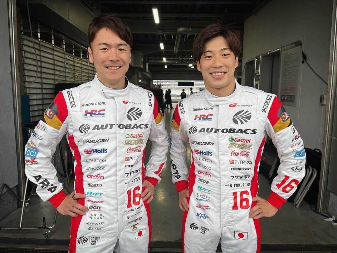 福住仁嶺のインスタグラム：「おニューのレーシングスーツと、2023仕様の16号車！  走ってる時の雰囲気がどんな感じなのか楽しみ。  今週の天候は悪そうですが、間違って晴れたりしないかな〜  #大津先輩 #めっちゃ #笑顔」