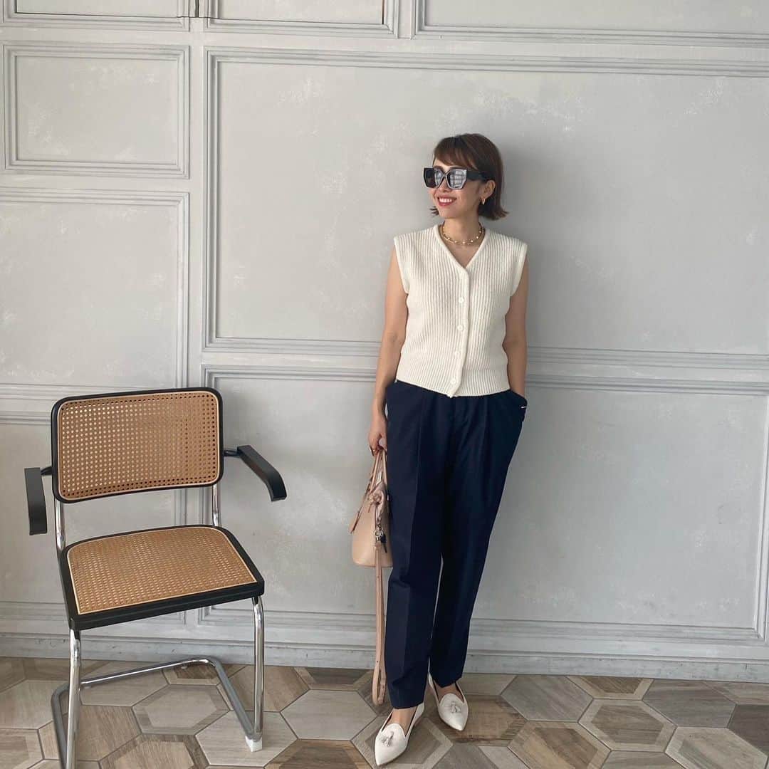 松本亜希のインスタグラム：「・ 水曜日からスタート致しました @donobanweb 名古屋popupにご来店くださった皆様、心からありがとうございました♡  初日、２日目と、店頭に立たせていただき、本当に温かいお言葉を沢山かけていただき、胸がいっぱいになりました。 色々な気持ちはまたポップアップが終わってからゆっくり書かせてください✏️💕  さて、入荷が遅れておりましたこの写真で着ているサマーニットベストが昨日入荷致しました✨ これ、個人的にもすごく好みで、スタッフ人気もめちゃくちゃ高いやつ♡ 一枚でボタン閉めてこんな風に着るのはもちろん、Tシャツの上から合わせたりしても可愛いおしゃれアイテム。  サングラスも２つともセレクトさせてもらった #akiron_donobanです♡ popupではお在庫ございます♥️ webでは来週ラッシュガードの受注販売と共に発売予定でございます♬  さて、明日はまた店頭に行かせていただきますので、 是非遊びにいらしていただけたら嬉しいです💕♥️ 完売アイテムやお在庫も少なくなってきておりますが、まだまだ可愛いもの沢山ございますので、皆様のご来店を心よりお待ち申し上げております💛♥️  ・ ・ ・ ・ POP UP STORE 【2023.3.22 WED - 3.26 SUN】 📍ジェイアール名古屋タカシマヤ  3F ローズパティオ  【私が店頭に立たせていただくのは、以下の日時となります】 ☑︎3/25 (SAT) 11:00 - 17:00 ※13:00-14:00頃は休憩とさせて頂きます  ☑︎最終日のリモオーダー☎️に関しましては、また改めてお知らせさせてください。  __________________________ #ポップアップストア #popupshop  #donoban #ドノバン #名古屋#ジェイアール名古屋タカシマヤ  #コラボ企画 #コラボ #コラボ」