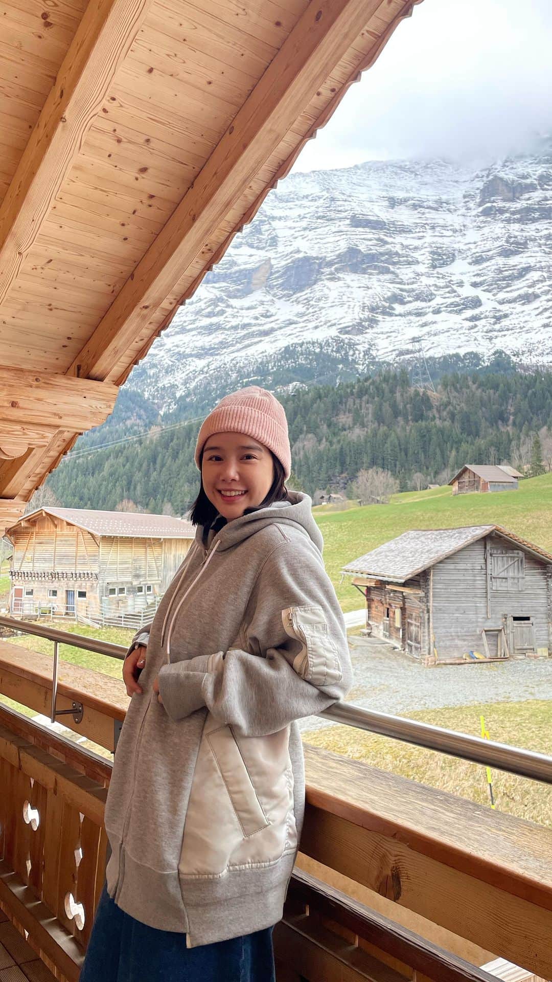 リー・ジャーインのインスタグラム：「Hello Swiss 😍❤️🤍🇨🇭太美了這 #坐火車遊歐洲」
