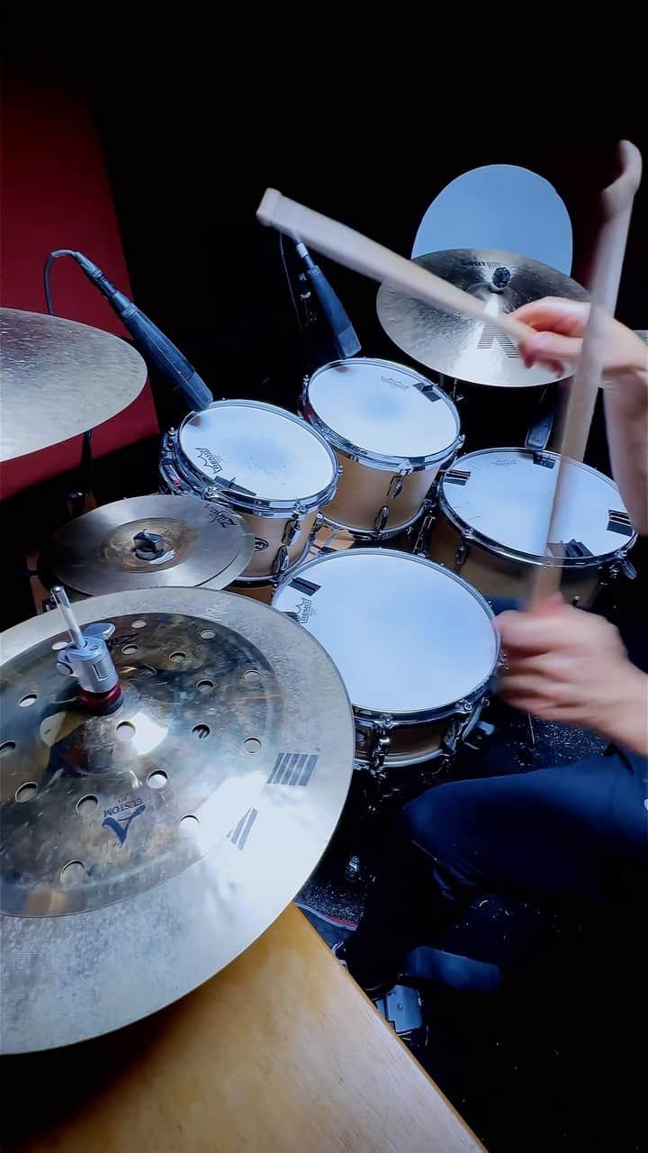 シェーン・ガラースのインスタグラム：「🥁 #vf15 #vicfirth #vicfirthsticks #zildjian #zildjiancymbals #zildjianfamily #teamremo #remodrumheads #remo  #drumming #drummer #drums #groove #chops #pearldrums #shanegaalaas #crumbweststudios」