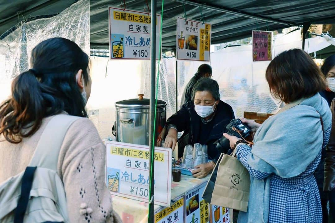 東京カメラガールズさんのインスタグラム写真 - (東京カメラガールズInstagram)「2/5(日) サポーターズメンバー @aiaiyoko さん企画のイベント『城下散策食べ歩き撮影会』が高知県で開催されました✨ 高知駅に集合して、日曜市やひろめ市場などで食べ歩きや撮影を楽しんだり、高知城やおすすめスポットを沢山巡ったそう✨  ひろめ市場ではカツオのタタキの実演調理も見られたそうです🐟✨ ご当地のおすすめスポットに詳しい ＠aiaiyoko さんが、事前に巡る場所を沢山セレクトしてスケジュールを考えてくれました👏✨  サポーターズイベントではメンバーが企画を一から全て考えています🎵 全国各地で沢山のイベントを企画中！ ぜひプロフィール欄のカメラガールズ公式WEBサイトからぜひチェックしてみてくださいね😊  初めての方も大歓迎です✨ ご参加お待ちしております📷💕  ///////////////////////////////////////////  現在12,000人のカメラ女子が 活動しているカメラガールズ。 ”一緒に参加して楽しめる” そんなコミュニティメディアです。  ▼ご興味があれば カメラガールズWEBサイトから無料登録をお願いします😊  #カメラガールズ #東京カメラガールズ #カメラ女子 #ファインダー越しの私の世界 #カメラガールズ会報誌 #サポーターズレポート #高知県 #ひろめ市場 #高知城 #オーテピア高知図書館 #鏡川河川広場 #はりまや橋 #高知県立高知城歴史博物館 #日曜市」3月24日 12時20分 - tokyocameragirls