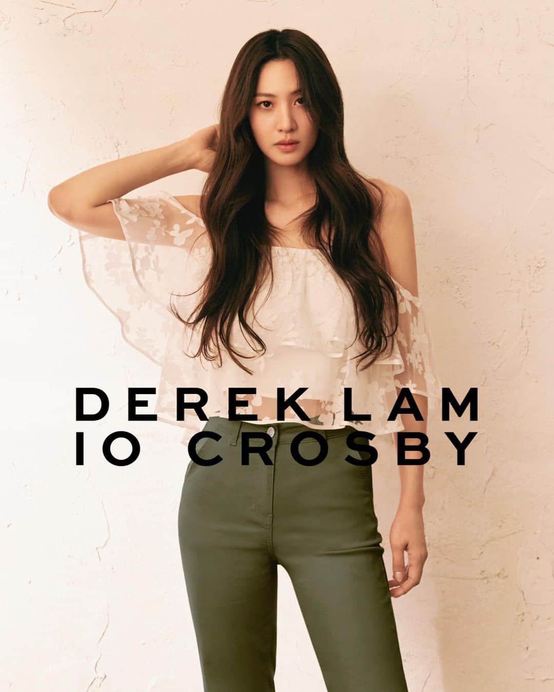 キム・スヒョンのインスタグラム：「proud to welcome DEREK LAM 10 CROSBY on their official launch in Korea 🖤  국내에 첫 론칭하는 뉴욕 패션 브랜드 데렉 렘 10 크로스비. @lotte.lshop 에서 찾아주세요!@dereklam #데렉램10크로스비」