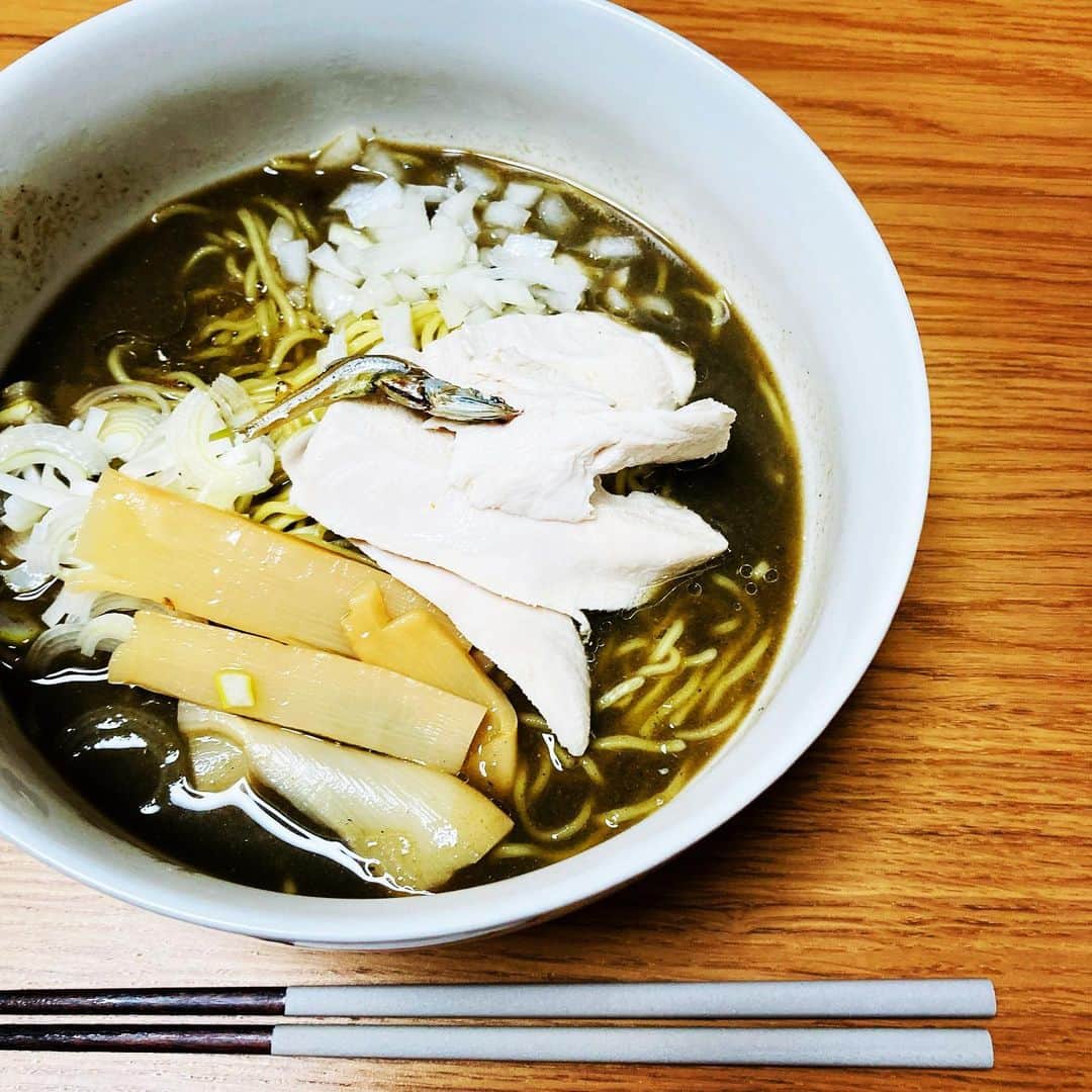 のインスタグラム：「自家製特濃煮干しラーメン。  お店でしか食べられないと思ってました。お家のキッチンでも作れるんですね。店の味に限りなく近くて心底びっくりしました。これからもっと色々作ります。何かリクエストあればコメント欄へ。(^^) #男子アナごはん #野沢のグルメシリーズ#煮干しラーメン#自宅ラーメン屋#お家で作れるシリーズ」
